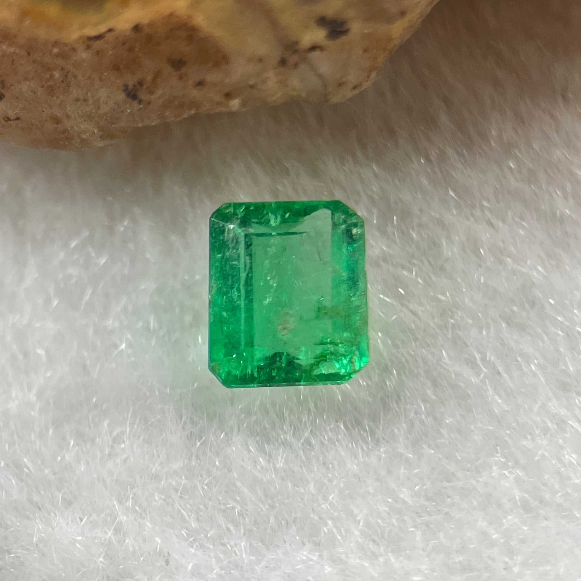 Natural Colombia Green Emerald (Beryl) Cut-Cornered Rectangular step cut 0.60ct 5.6 by 4.9 by 2.9mm - Huangs Jadeite and Jewelry Pte Ltd