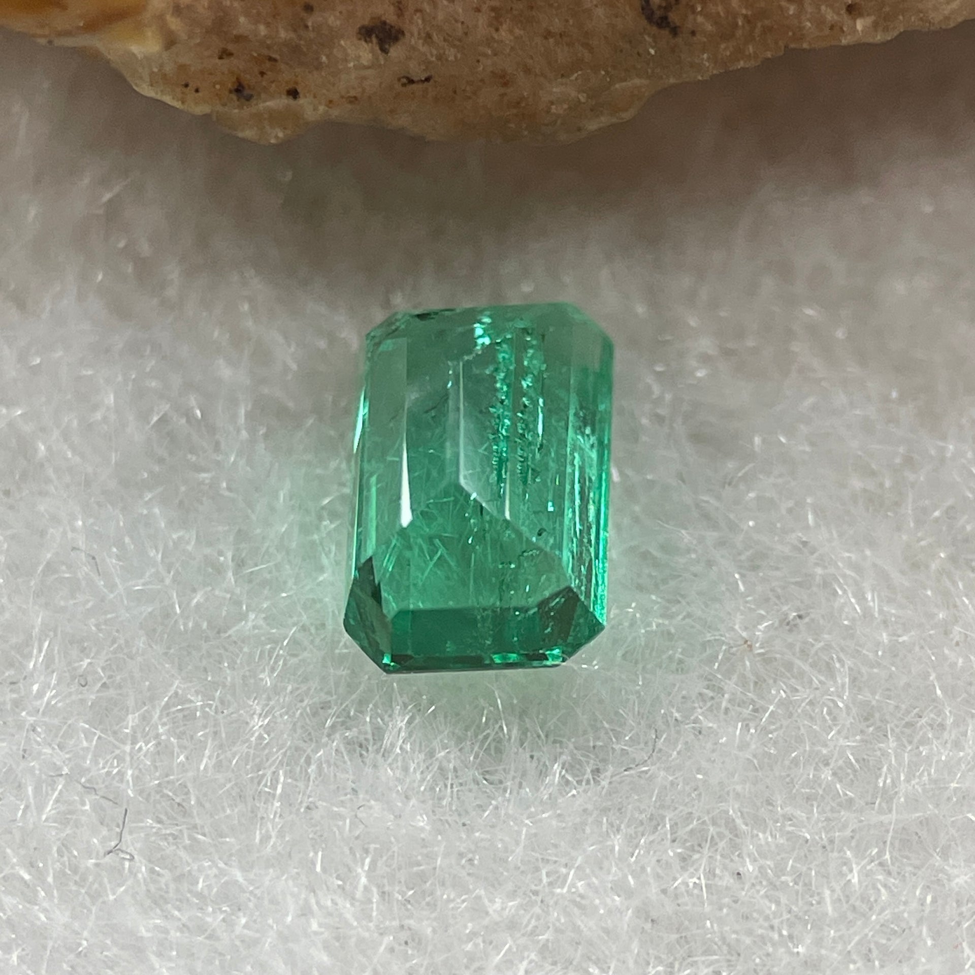 Natural Colombia Vivid Green Emerald (Beryl) Cut-Cornered Rectangle Step cut 0.49ct 5.8 by 3.8 by 2.6mm - Huangs Jadeite and Jewelry Pte Ltd