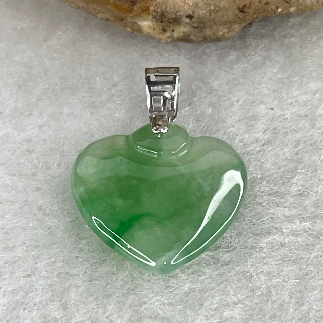 Natural Type A Semi-Icy Light Green Jadeite Heart Pendant | Emerald Green Piao Hua Floating Flora Solid 18K 750 White Gold Clasp Luxury Charm (0.98g 13.4x12.9x3.3mm)