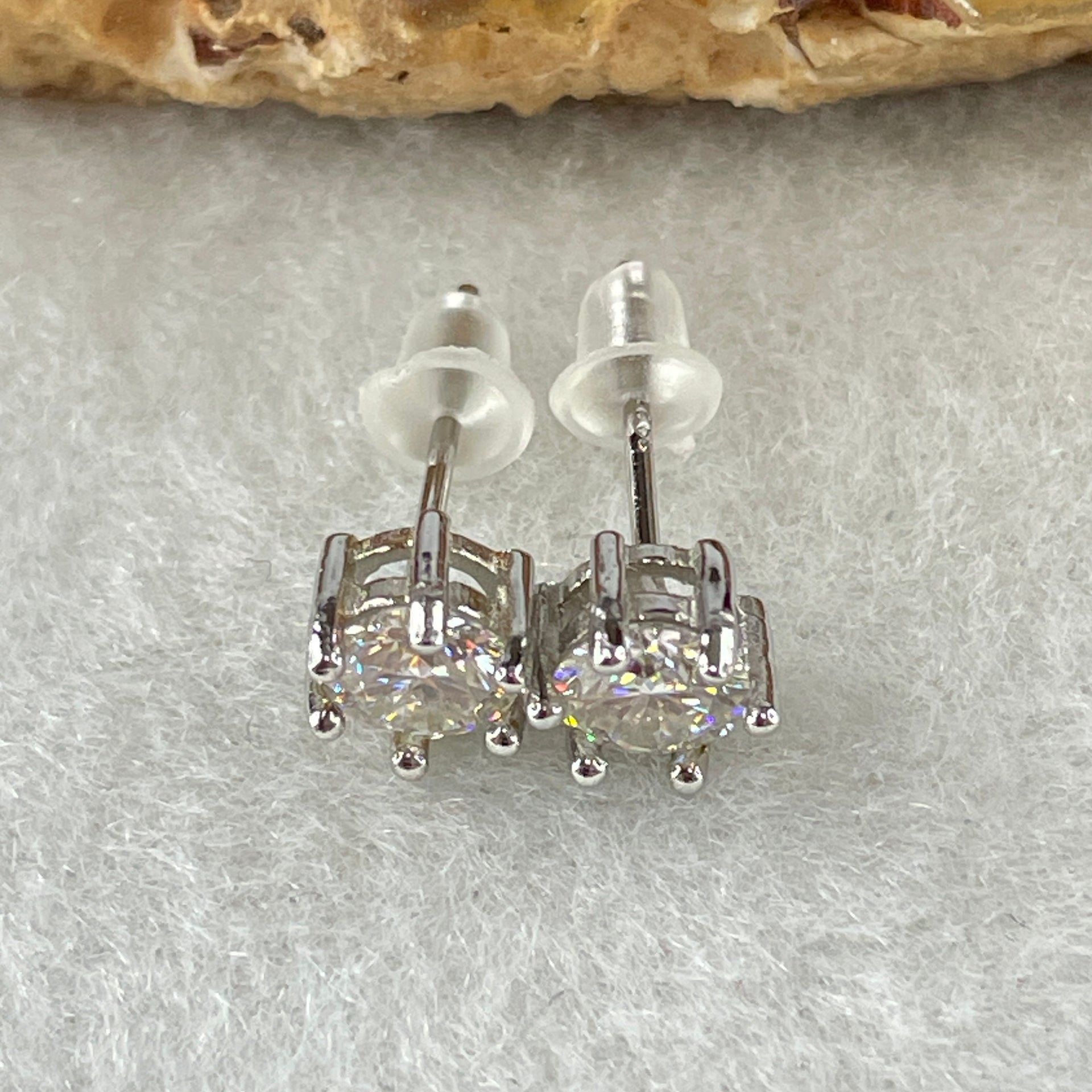 0.5 Ct Colourless Round Brilliant Diameter 5.0mm D VVS1 Excellent Cut Excellent Polish Excellent Symmetry None Florescence Moissanite in S925 Silver Earrings GRA 218444637 - Huangs Jadeite and Jewelry Pte Ltd