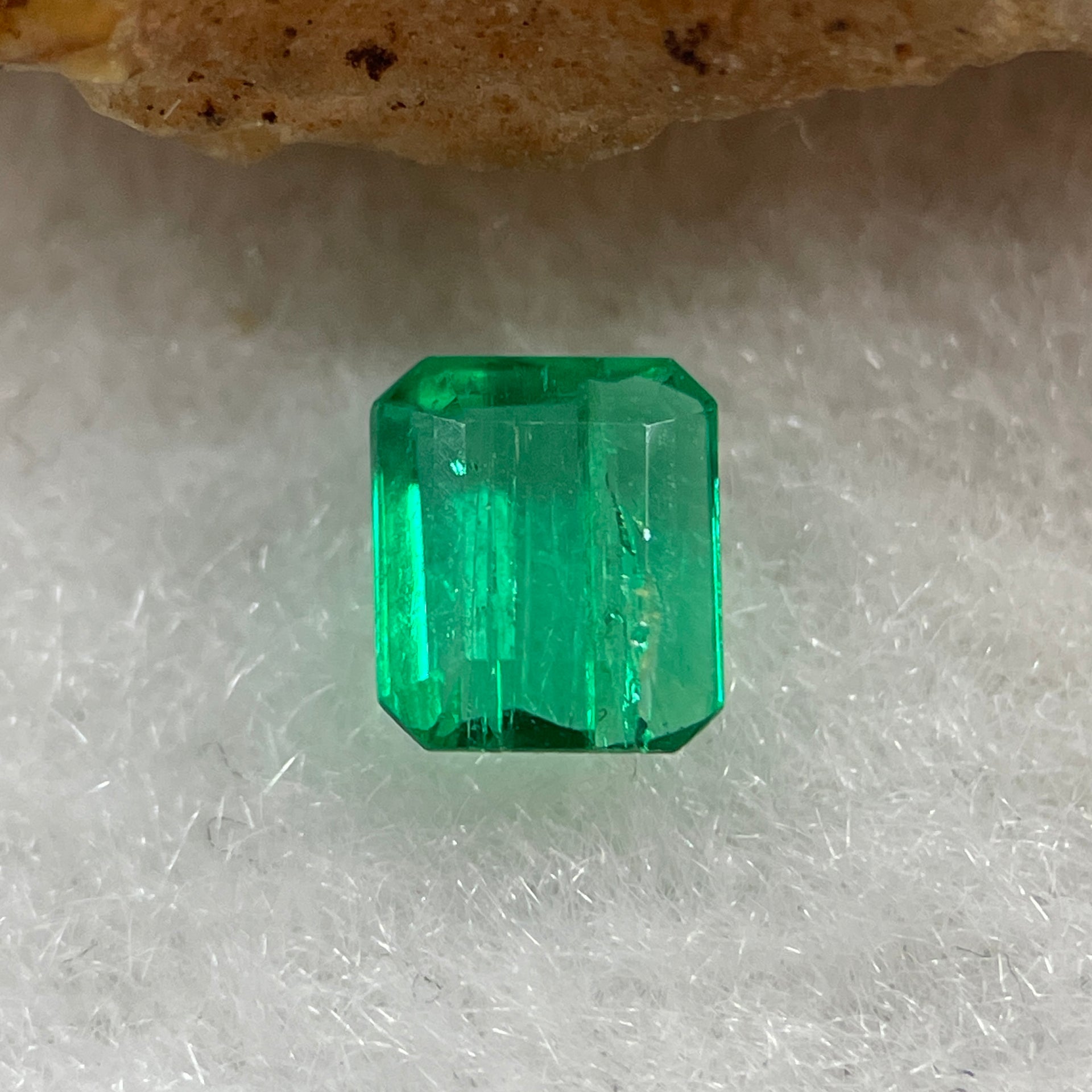 Natural Colombia Vivid Green Emerald (Beryl) Cut-Cornered Rectangular Step cut 0.46ct 5.3 by 4.6 by 2.4mm - Huangs Jadeite and Jewelry Pte Ltd