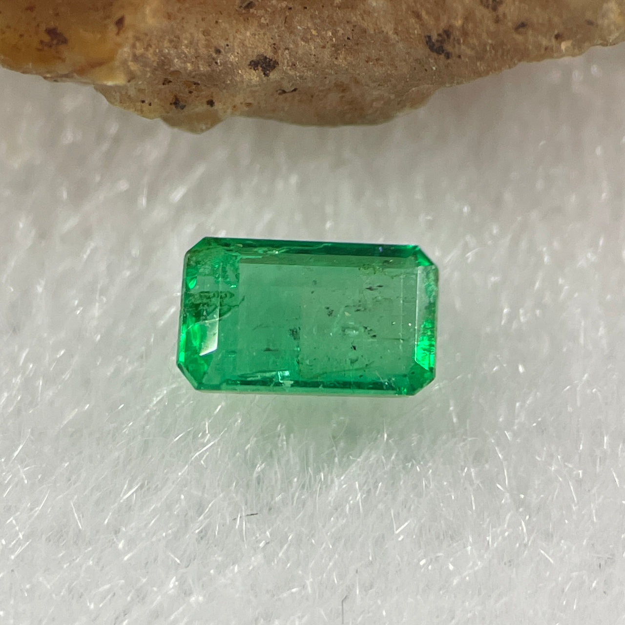 Natural Colombia Vivid Green Emerald (Beryl) Cut-Cornered Rectangular Step cut 0.48ct 5.9 by 3.6 by 2.3mm - Huangs Jadeite and Jewelry Pte Ltd