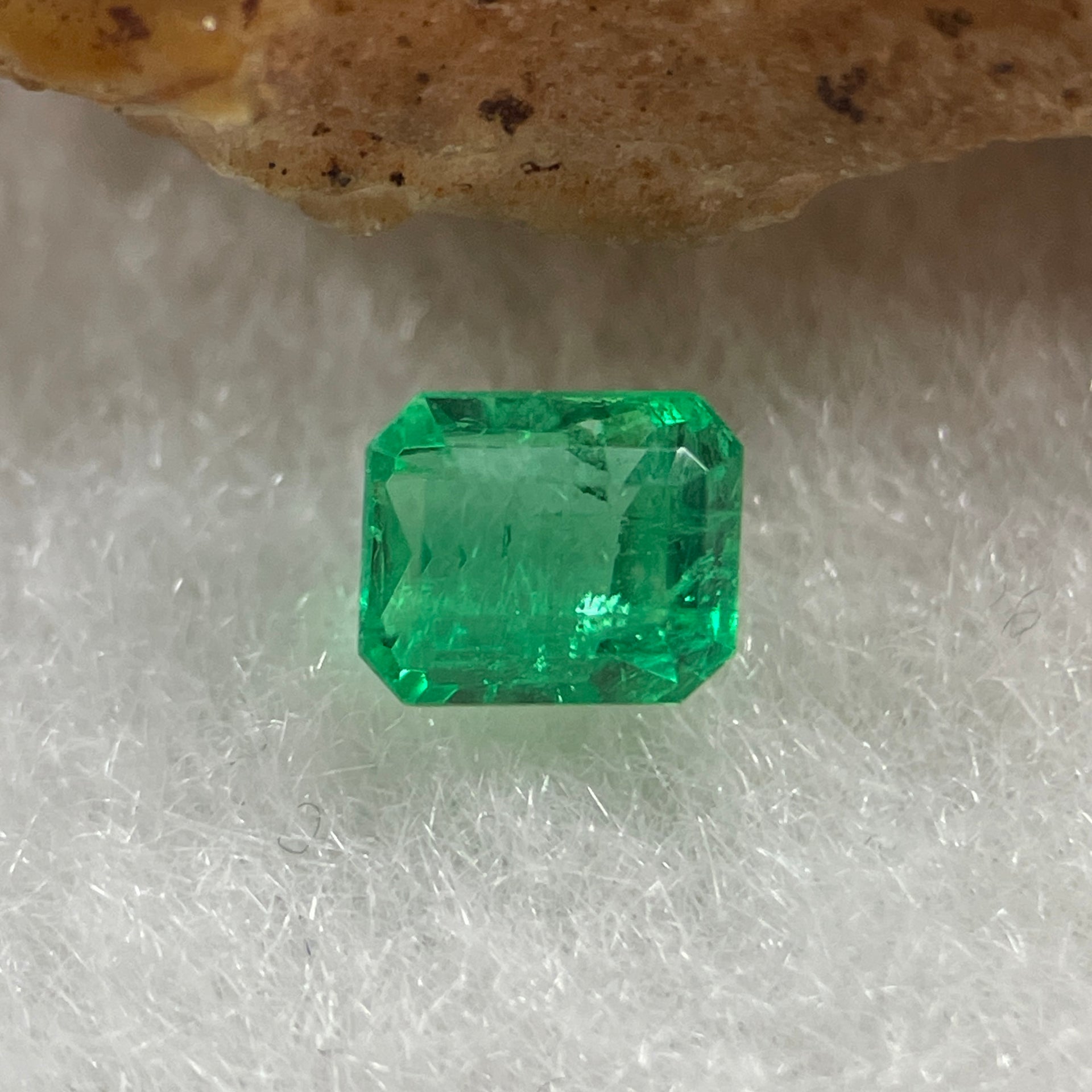 Natural Colombia Vivid Green Emerald (Beryl) Cut-Cornered Rectangular Step cut 0.43ct 4.6 by 3.8 by 3.2mm - Huangs Jadeite and Jewelry Pte Ltd