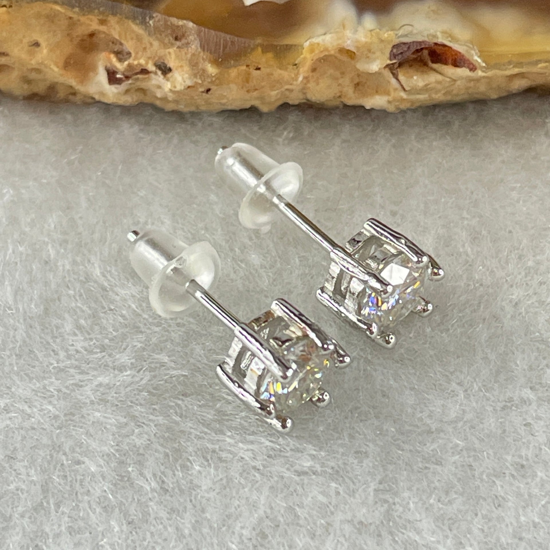 0.5 Ct Colourless Round Brilliant Diameter 5.0mm D VVS1 Excellent Cut Excellent Polish Excellent Symmetry None Florescence Moissanite in S925 Silver Earrings GRA 218444637 - Huangs Jadeite and Jewelry Pte Ltd