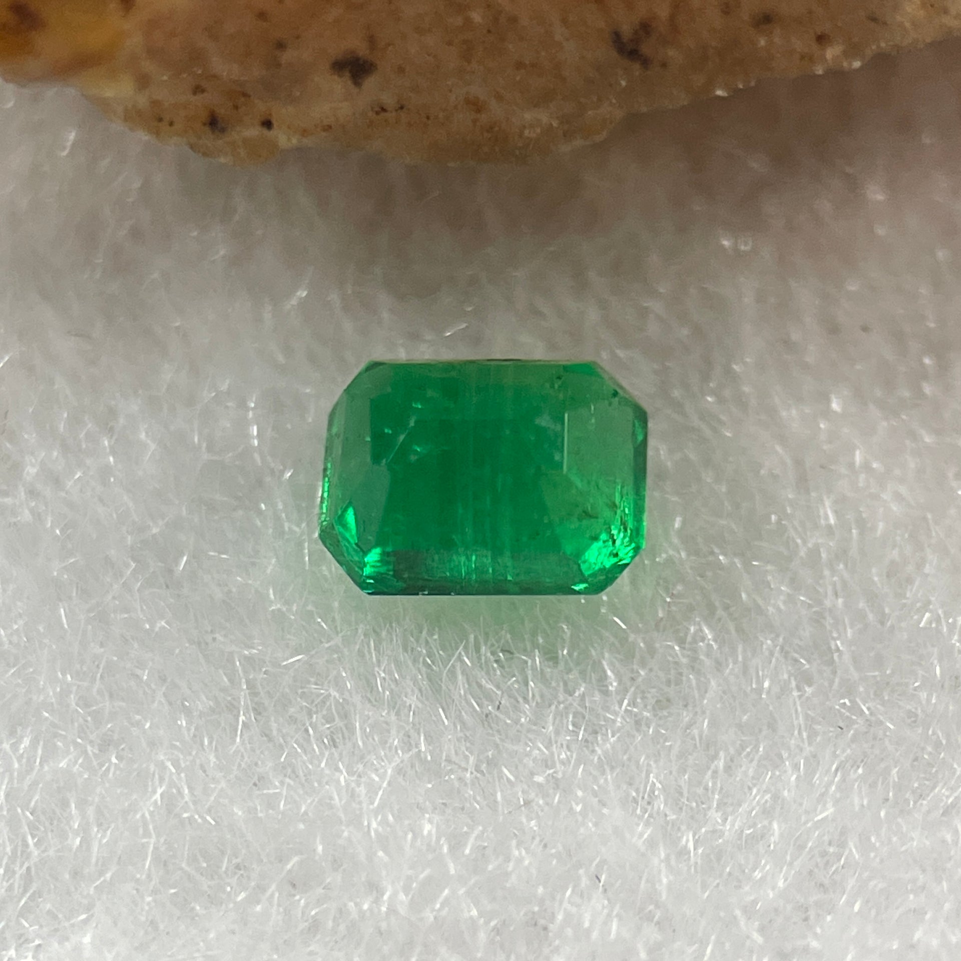 Natural Colombia Vivid Green Emerald (Beryl) Cut-Cornered Rectangular Step cut 0.41ct 4.8 by 3.7 by 3.0mm - Huangs Jadeite and Jewelry Pte Ltd
