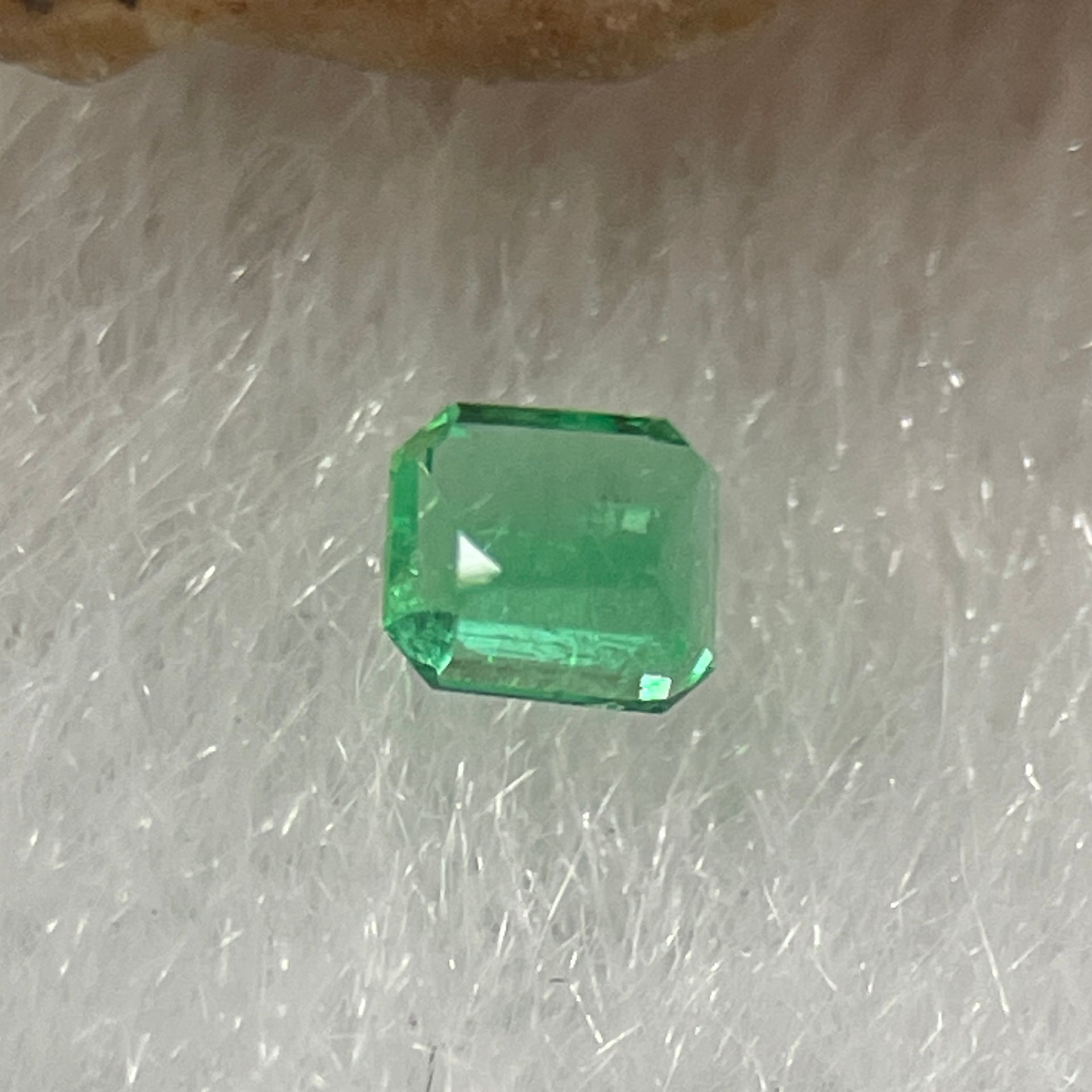 Natural Colombia Vivid Green Emerald (Beryl) Cut-Cornered Rectangular Step cut 0.08ct 2.7 by 2.0 by 1.8mm - Huangs Jadeite and Jewelry Pte Ltd