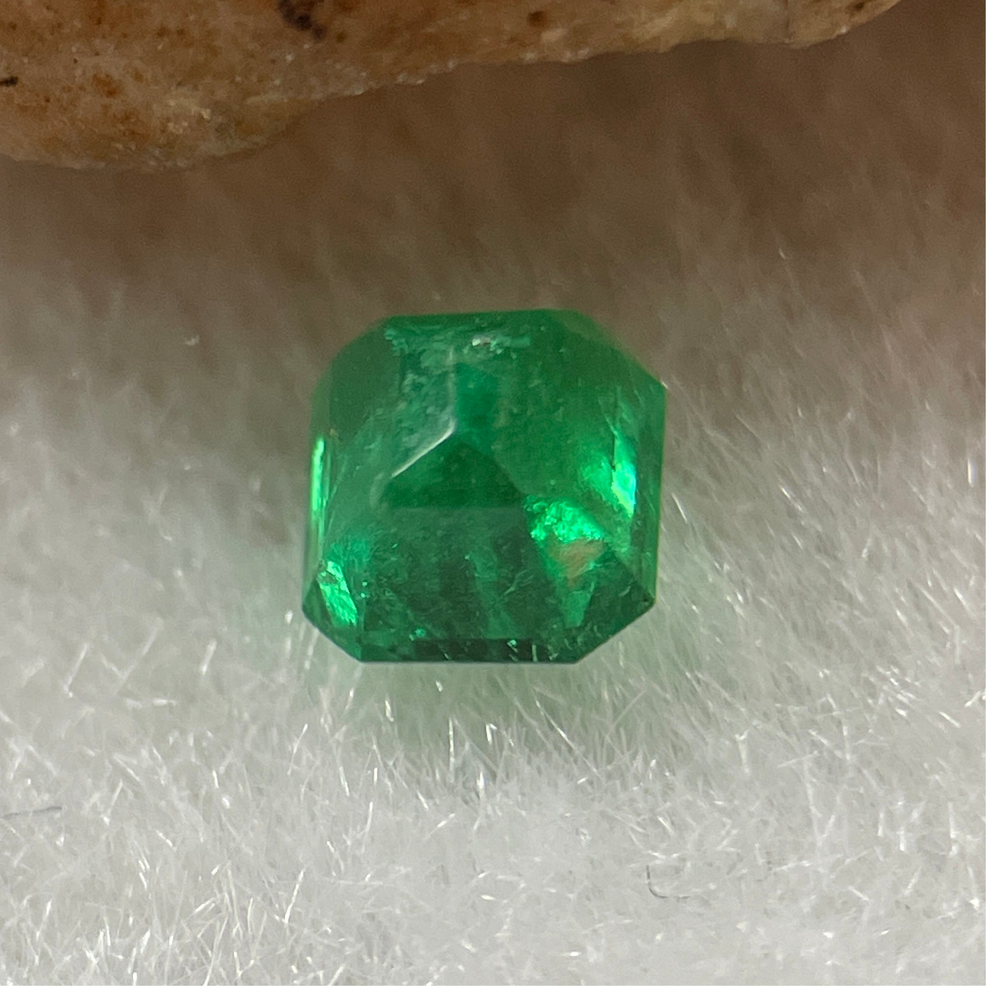 Natural Colombia Vivid Green Emerald (Beryl) Cut-Cornered Rectangular Step cut 0.49ct 4.5 by 4.0 by 3.5mm - Huangs Jadeite and Jewelry Pte Ltd