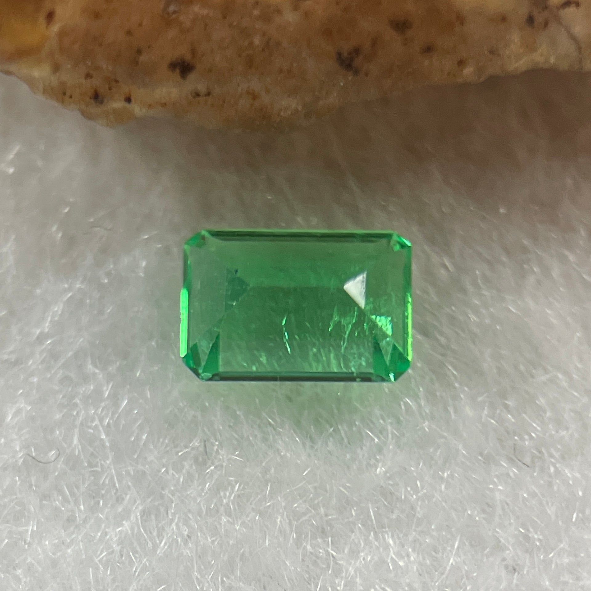 Natural Colombia Vivid Green Emerald (Beryl) Cut-Cornered Rectangular Step cut 0.49ct 5.6 by 3.9 by 3.0mm - Huangs Jadeite and Jewelry Pte Ltd