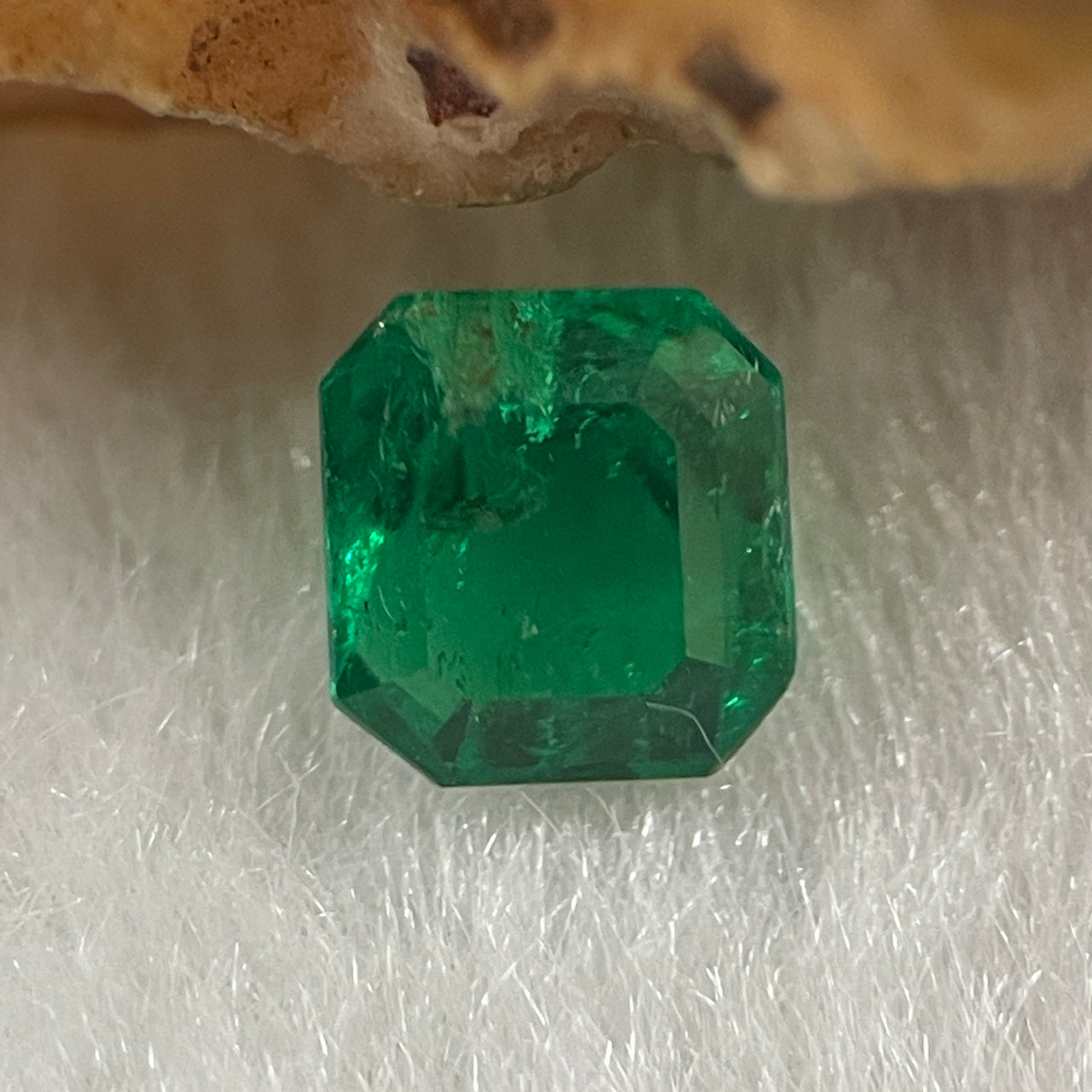 Natural Colombia Green Emerald (Beryl) Cut-Cornered Rectangular step cut 0.86ct 5.6 by 5.2 by 4.3mm - Huangs Jadeite and Jewelry Pte Ltd