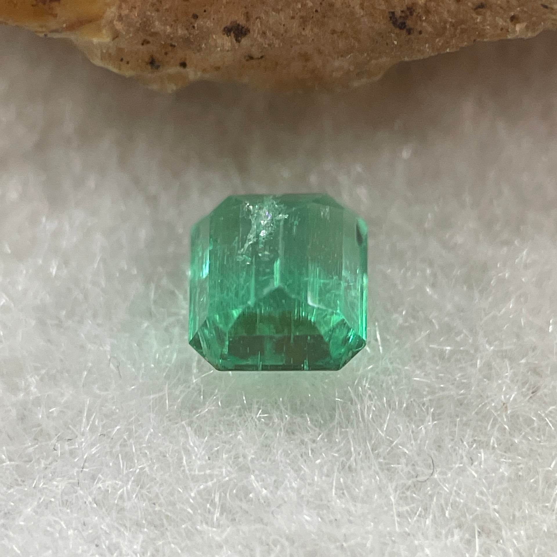 Natural Colombia Vivid Green Emerald (Beryl) Cut-Cornered Rectangle Step cut 0.49ct 4.6 by 4.4 by 2.9mm - Huangs Jadeite and Jewelry Pte Ltd