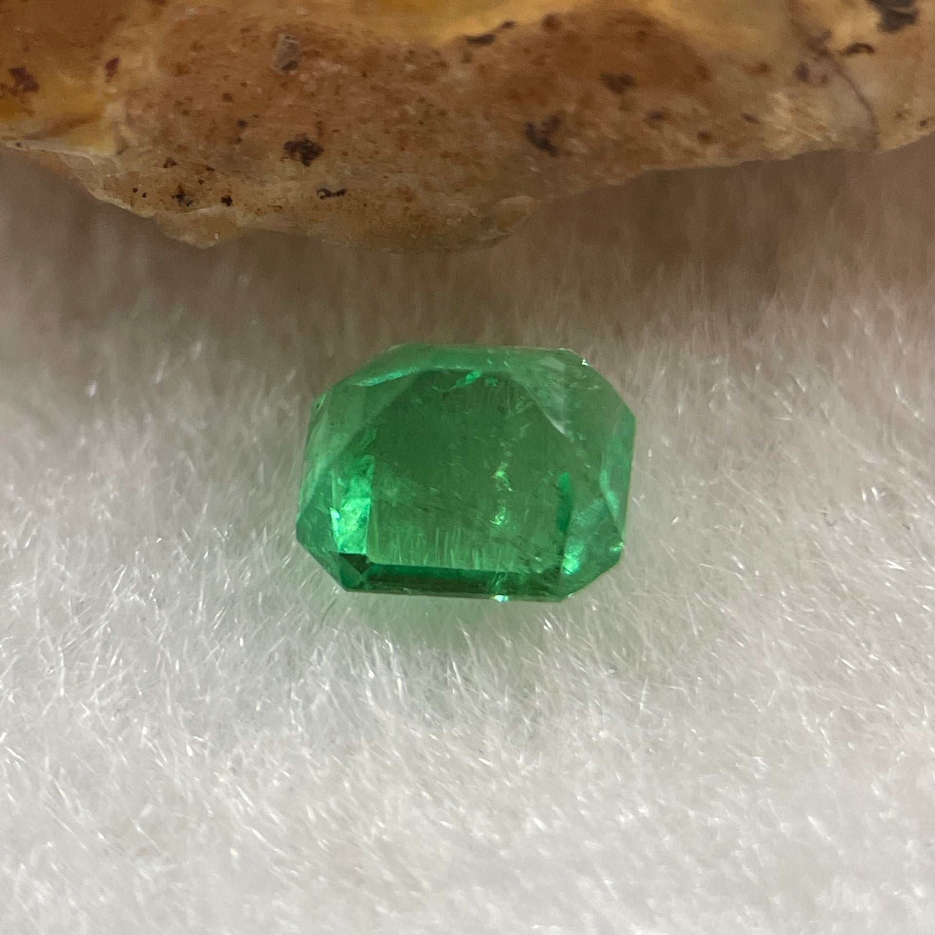 Natural Colombia Green Emerald (Beryl) Cut-Cornered Rectangular step cut 0.68ct 5.6 by 4.8 by 3.6mm - Huangs Jadeite and Jewelry Pte Ltd