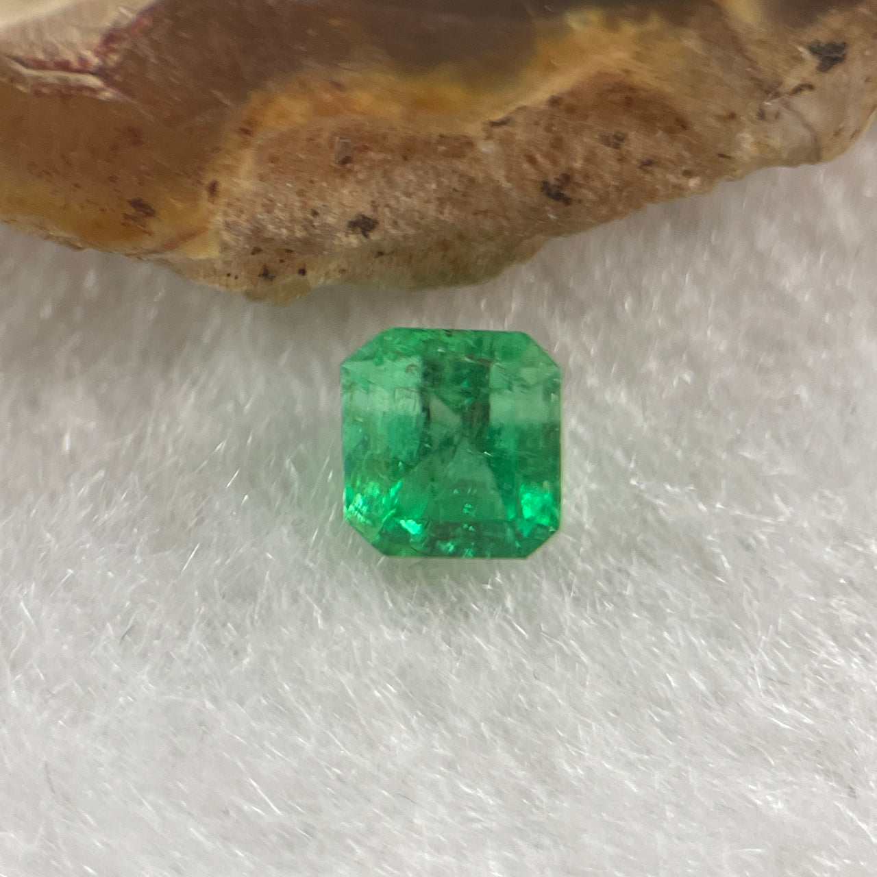 Natural Colombia Green Emerald (Beryl) Cut-Cornered Rectangular step cut 0.53ct 4.4 by 4.0 by 3.9mm - Huangs Jadeite and Jewelry Pte Ltd