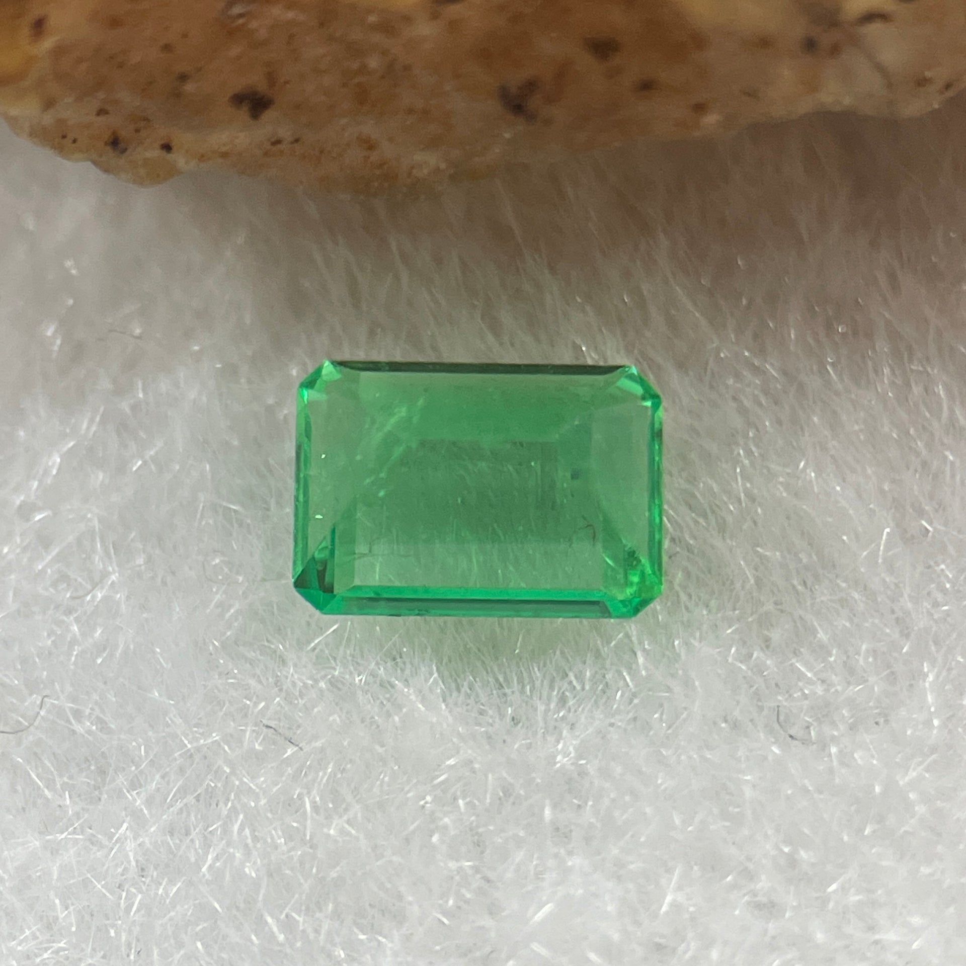 Natural Colombia Vivid Green Emerald (Beryl) Cut-Cornered Rectangular Step cut 0.49ct 5.6 by 3.9 by 3.0mm - Huangs Jadeite and Jewelry Pte Ltd