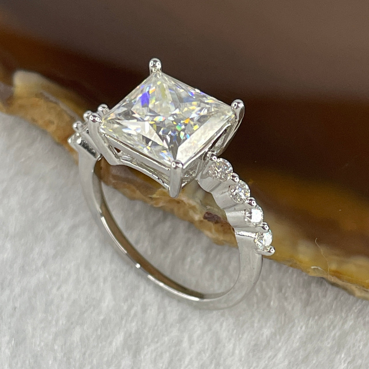 3.0Ct Colourless Princess Cut Diameter 9.0mm VVS1 Excellent Cut Moissanite Excellent Polish Excellent Symmetry None Florescence in S925 Sliver Rings US 7.1 HK 15.5