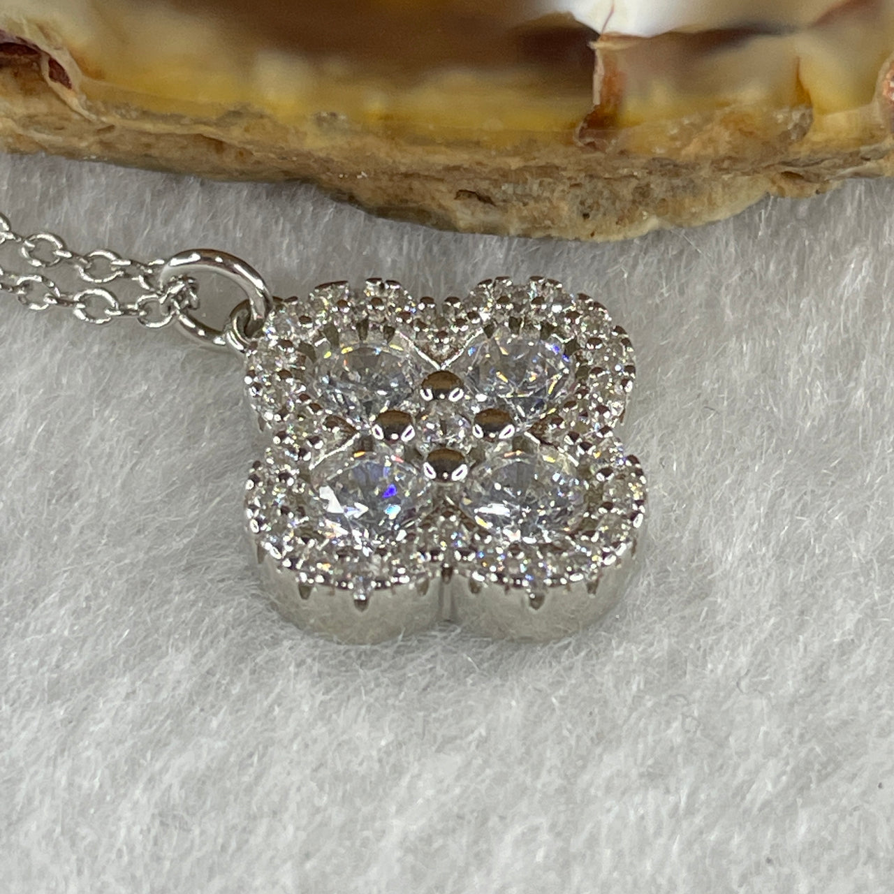 0.2Ct Colourless Round Brilliant Diameter 4.5mm VVS1 Excellent Cut Moissanite Excellent Polish Excellent Symmetry None Florescence in S925 Silver 4 Leafs Clover Necklace 45-47cm