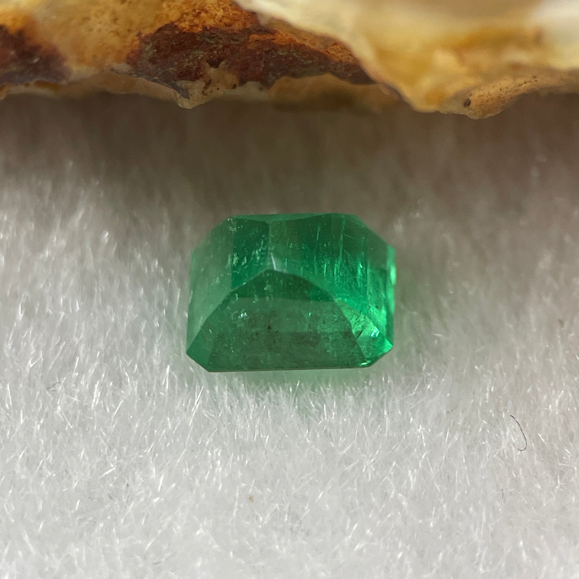 Natural Colombia Green Emerald (Beryl) Cut-Cornered Rectangular step cut 1.08ct 6.3 by 5.0 by 4.3mm - Huangs Jadeite and Jewelry Pte Ltd
