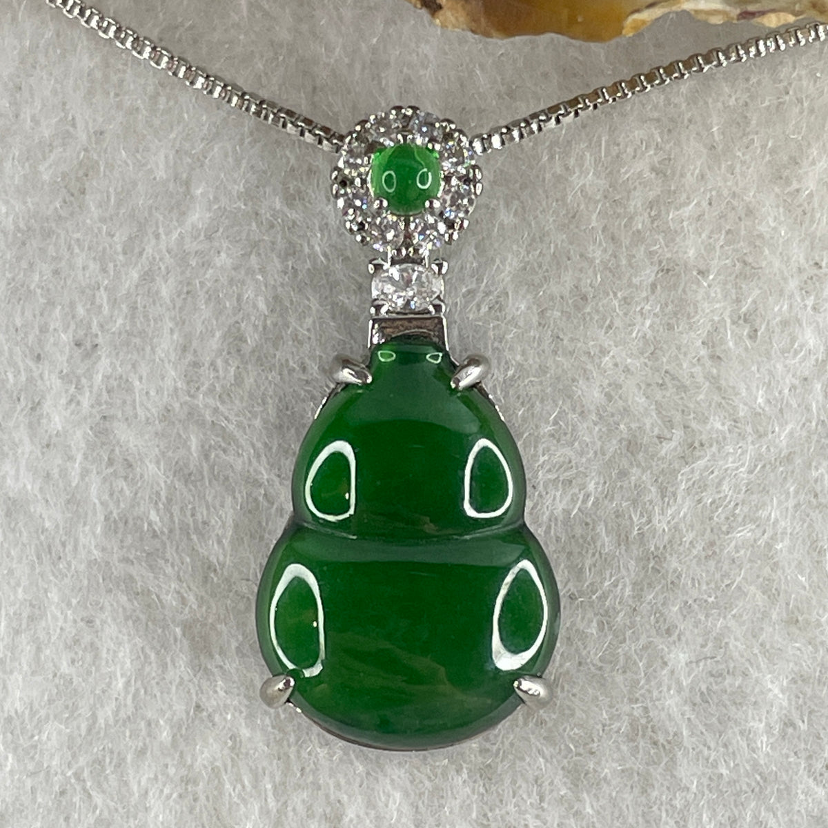 Natural Type A Omphacite Green Jadeite Hulu Necklace in S925 Silver | (5.62g | 42cm S925 | 16.8 x 12.1 x 4.0mm | Health, Abundance & Negative Energy Absorber, Feng Shui Prosperity & Longevity Necklace) - Huangs Jadeite and Jewelry Pte Ltd