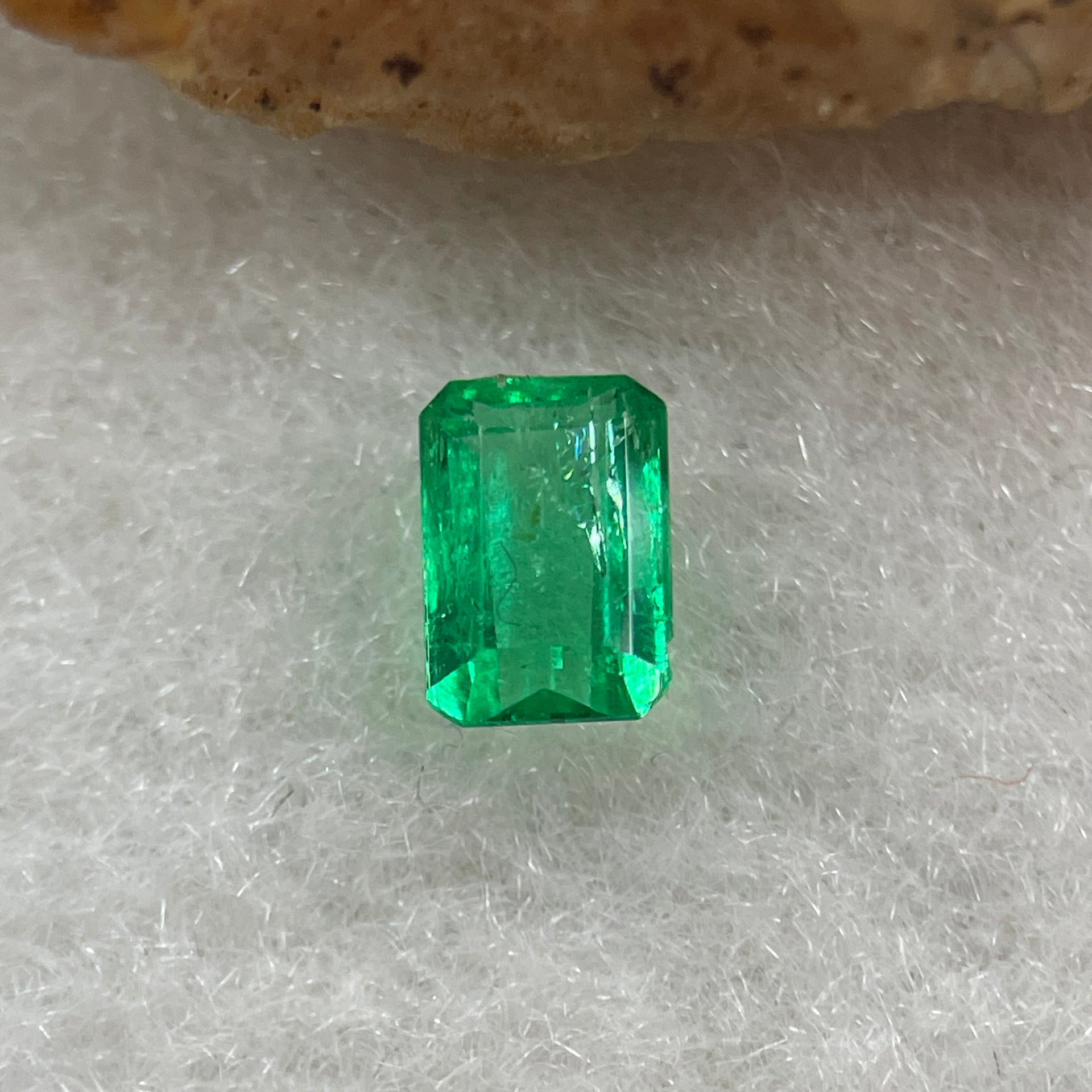Natural Colombia Vivid Green Emerald (Beryl) Cut-Cornered Rectangular Step cut 0.44ct 5.4 by 3.9 by 2.6mm - Huangs Jadeite and Jewelry Pte Ltd