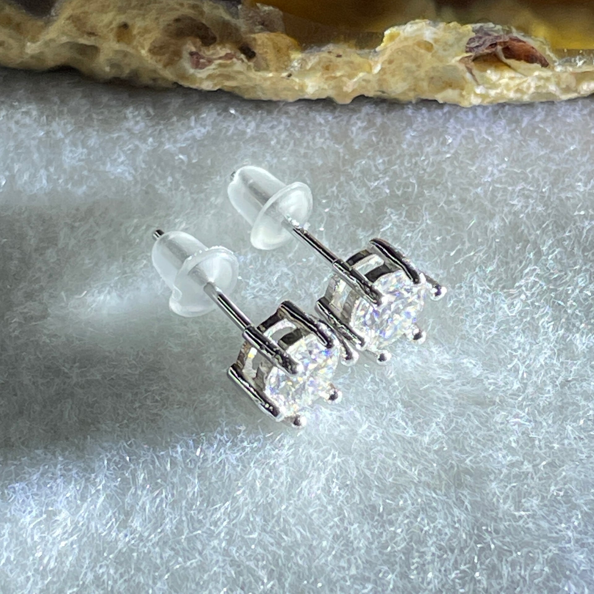 0.5 Ct Colourless Round Brilliant Diameter 5.0mm D VVS1 Excellent Cut Excellent Polish Excellent Symmetry None Florescence Moissanite in S925 Silver Earrings GRA 218444637 - Huangs Jadeite and Jewelry Pte Ltd