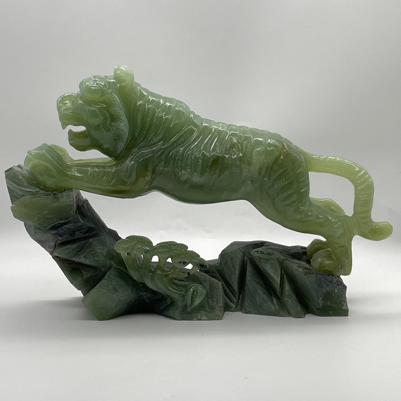 Natural Green Serpentine Up Mountain Tiger on Mountain Display 5,793.6g 365.0 by 90.0 by 240.0mm