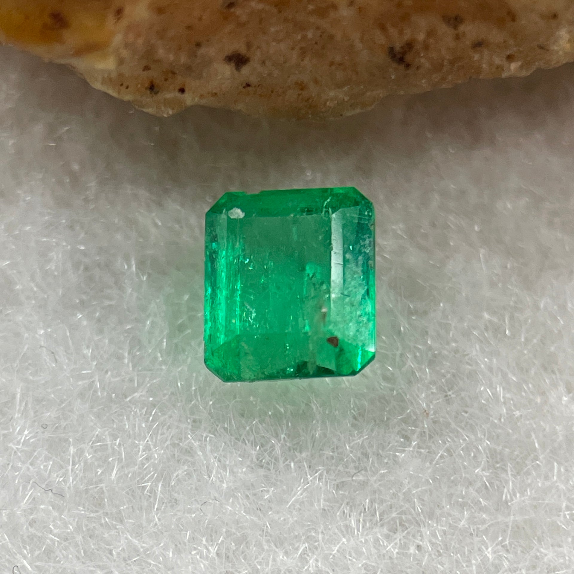 Natural Colombia Vivid Green Emerald (Beryl) Cut-Cornered Rectangle Step cut 0.49ct 5.0 by 4.3 by 2.7mm - Huangs Jadeite and Jewelry Pte Ltd