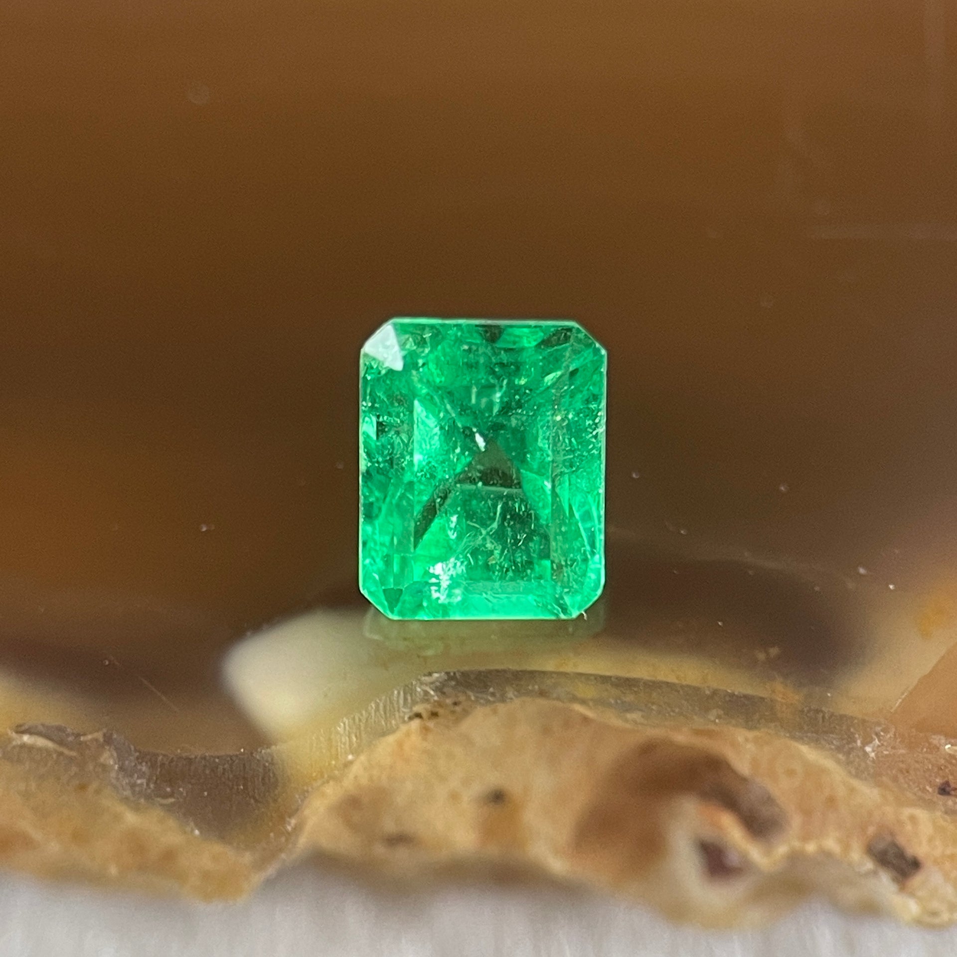 Natural Colombia Green Emerald (Beryl) Cut-Cornered Rectangular step cut 0.70cts 5.7 by 4.5 by 4.1mm - Huangs Jadeite and Jewelry Pte Ltd