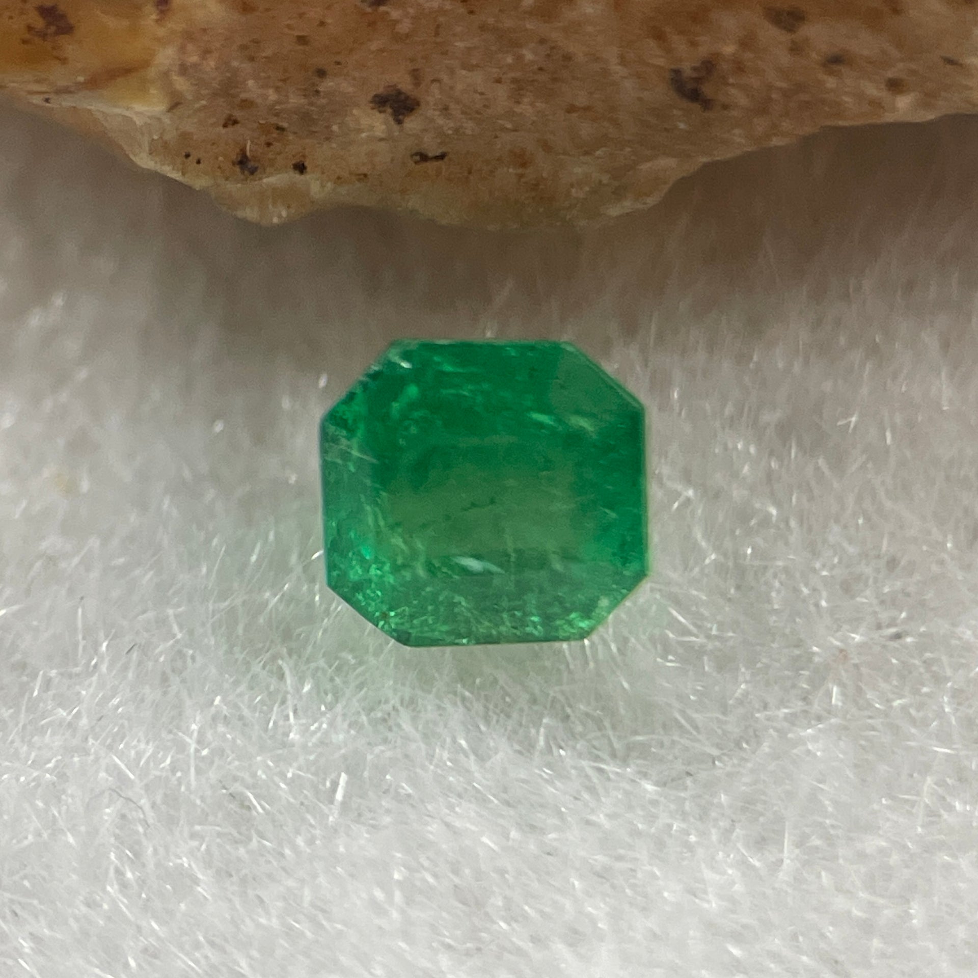 Natural Colombia Vivid Green Emerald (Beryl) Cut-Cornered Square Step cut 0.49ct 4.4 by 4.4 by 3.6mm - Huangs Jadeite and Jewelry Pte Ltd