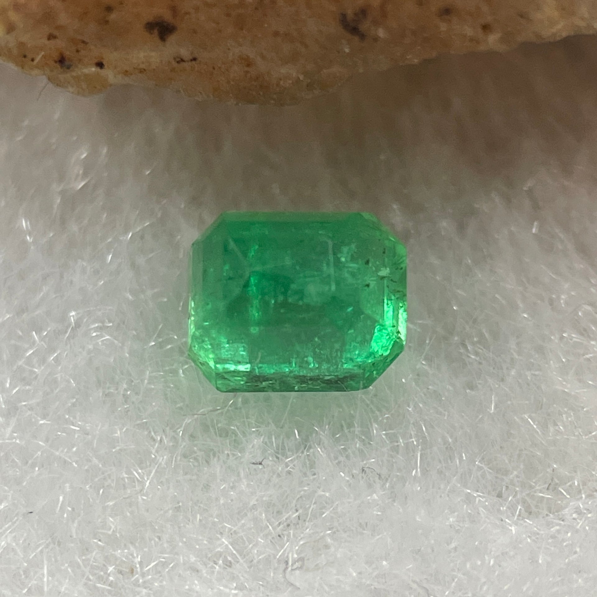 Natural Colombia Vivid Green Emerald (Beryl) Cut-Cornered Rectangular Step cut 0.46ct 5.4 by 4.0 by 3.2mm - Huangs Jadeite and Jewelry Pte Ltd
