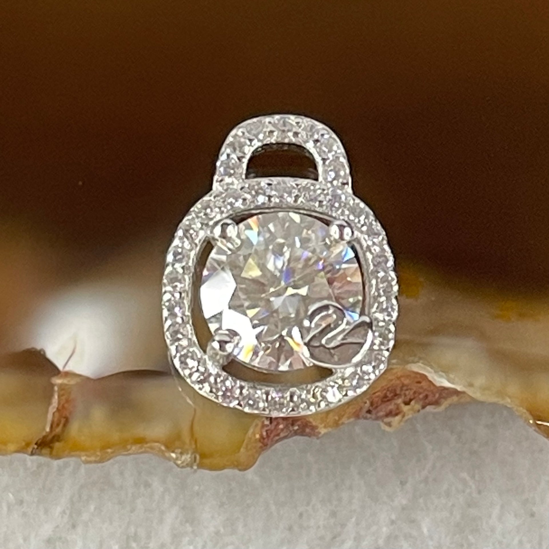 1.0 Ct Colourless Round Brilliant Diameter 6.5mm VVS1 Excellent Cut Moissanite Excellent Polish Excellent Symmetry None Florescence in S925 Silver Pendant GRA 218553560 - Huangs Jadeite and Jewelry Pte Ltd