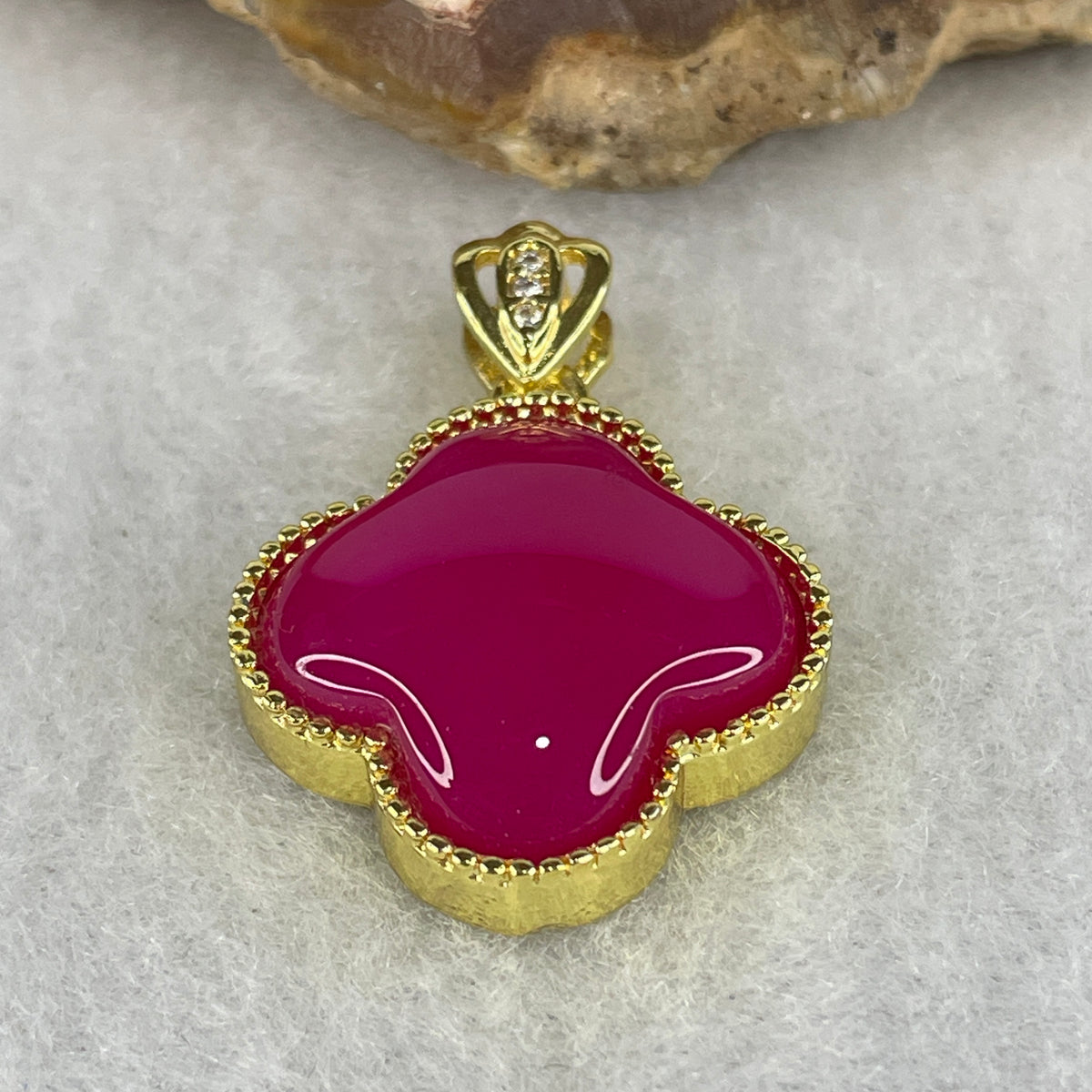 Natural Red Agate Four-Leaf Clover Charm Pendant with Gold-Tone Setting | Vibrant Carnelian Good Luck Talisman (4.93g | 15.3 x 3.0mm)