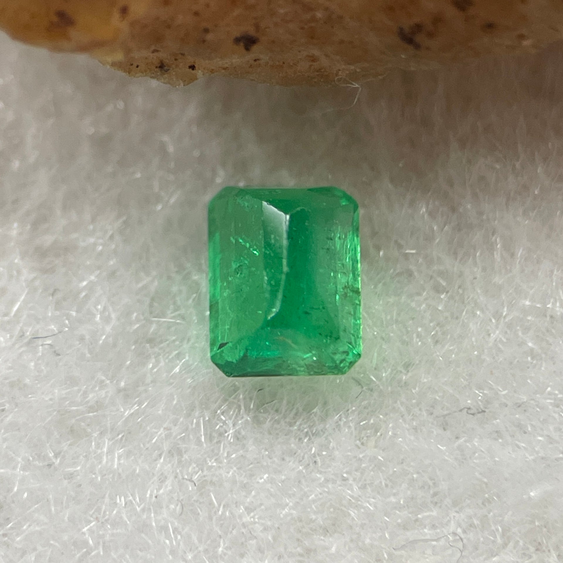 Natural Colombia Vivid Green Emerald (Beryl) Cut-Cornered Rectangular Step cut 0.47ct 4.8 by 3.9 by 3.2mm - Huangs Jadeite and Jewelry Pte Ltd