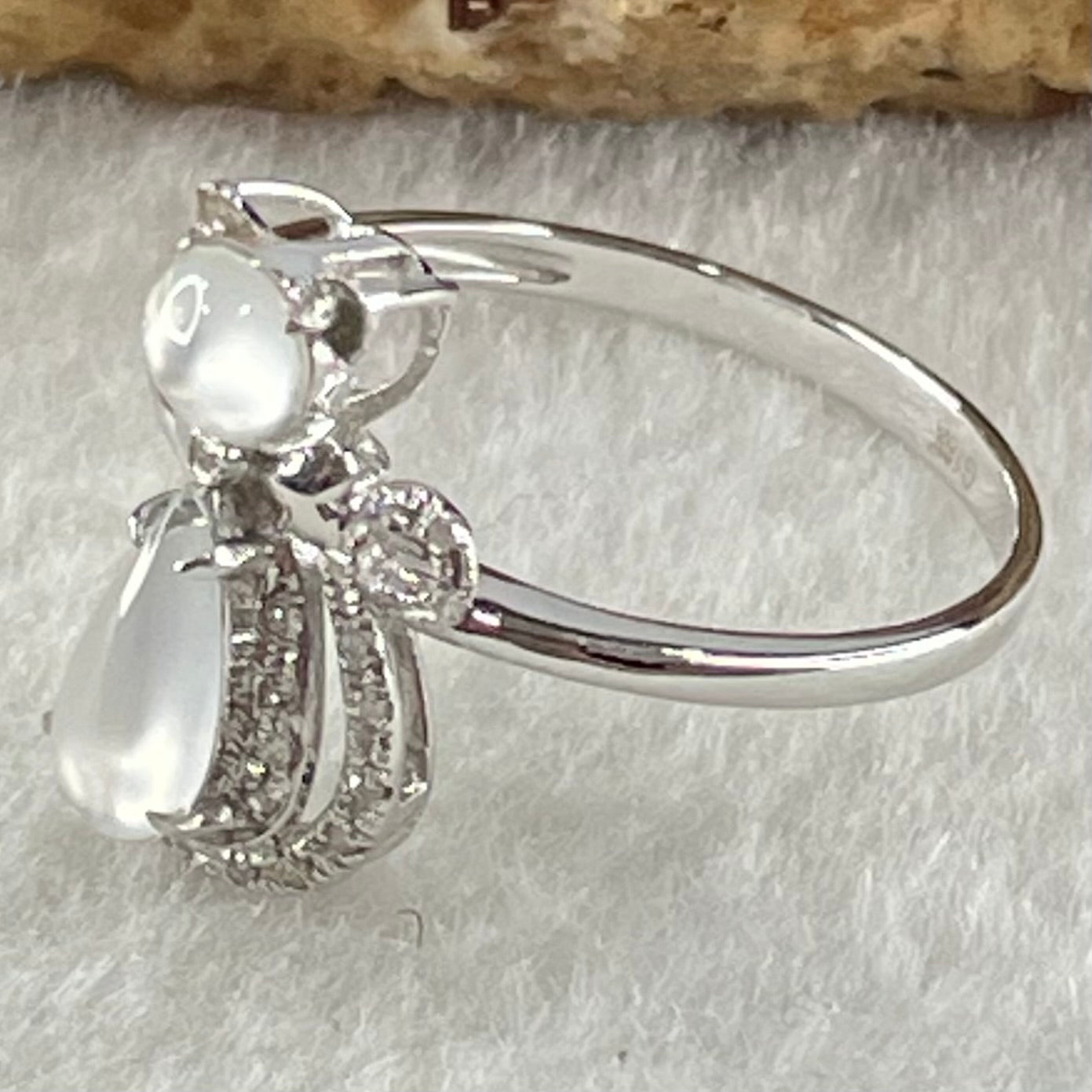 Type A Glassy Colourless Jadeite Cat with Diamonds in 18K Whitre Gold 2.04g Teardrop 6.8 by 4.5 by 2.0mm US6.8 HK15 - Huangs Jadeite and Jewelry Pte Ltd