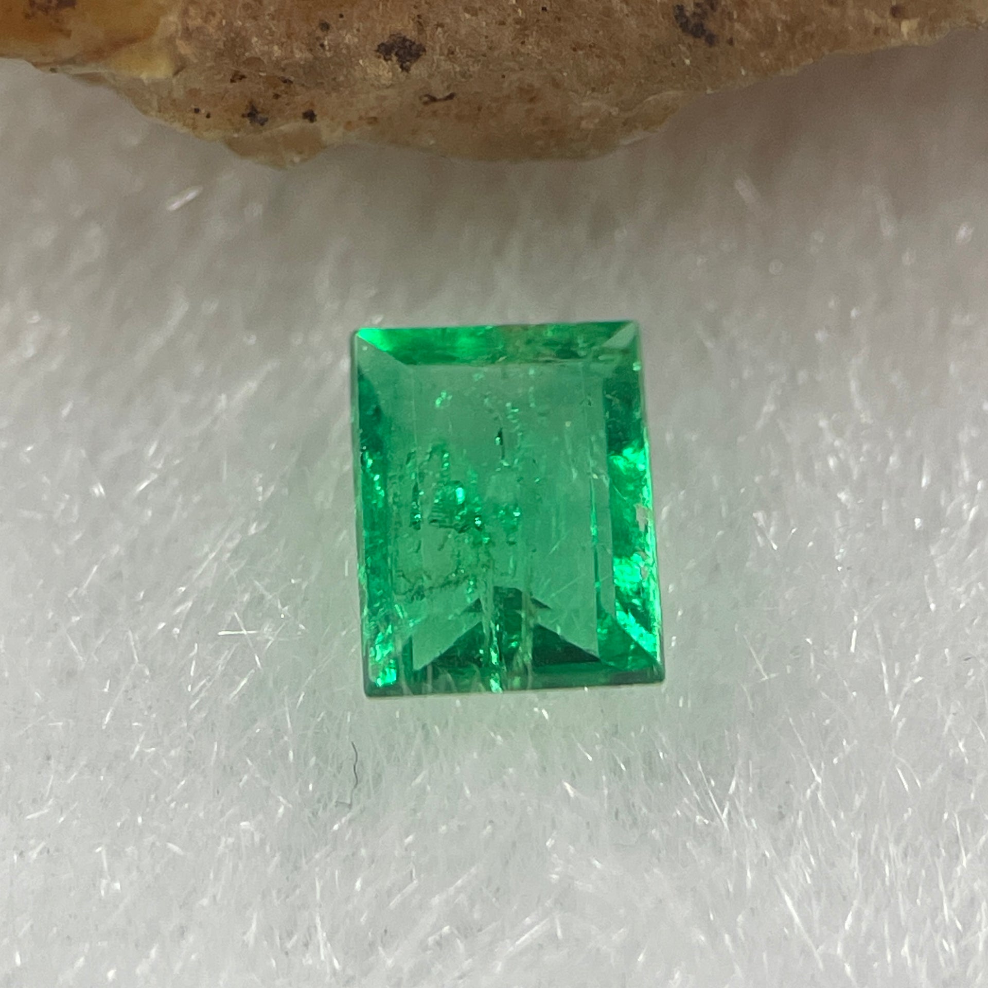 Natural Colombia Vivid Green Emerald (Beryl) Cut-Cornered Rectangular Step cut 0.39ct 5.3 by 4.1 by 2.1mm - Huangs Jadeite and Jewelry Pte Ltd