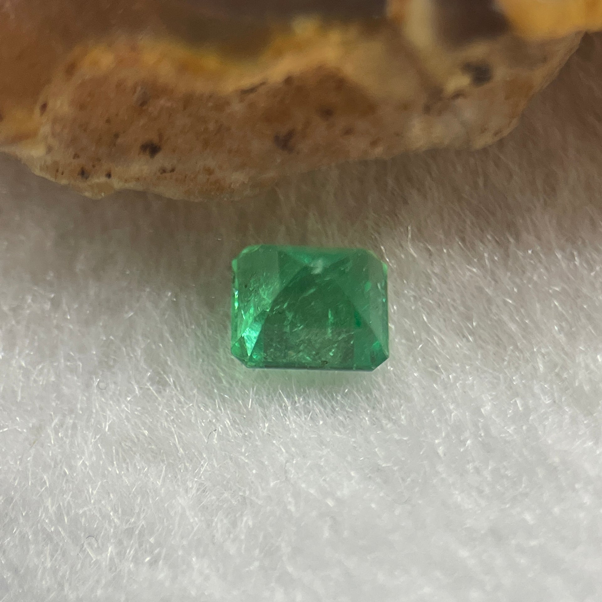 Natural Colombia Green Emerald (Beryl) Cut-Cornered Rectangular step cut 0.53ct 4.9 by 4.2 by 3.7mm - Huangs Jadeite and Jewelry Pte Ltd
