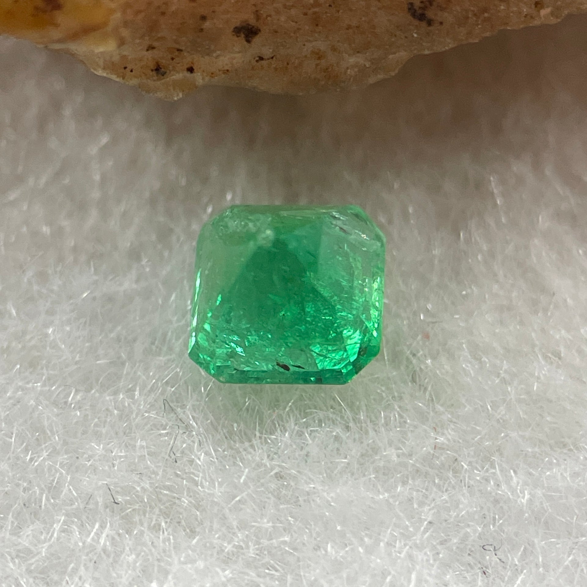 Natural Colombia Vivid Green Emerald (Beryl) Cut-Cornered Square Step cut 0.47ct 4.5 by 4.5 by 3.5mm - Huangs Jadeite and Jewelry Pte Ltd