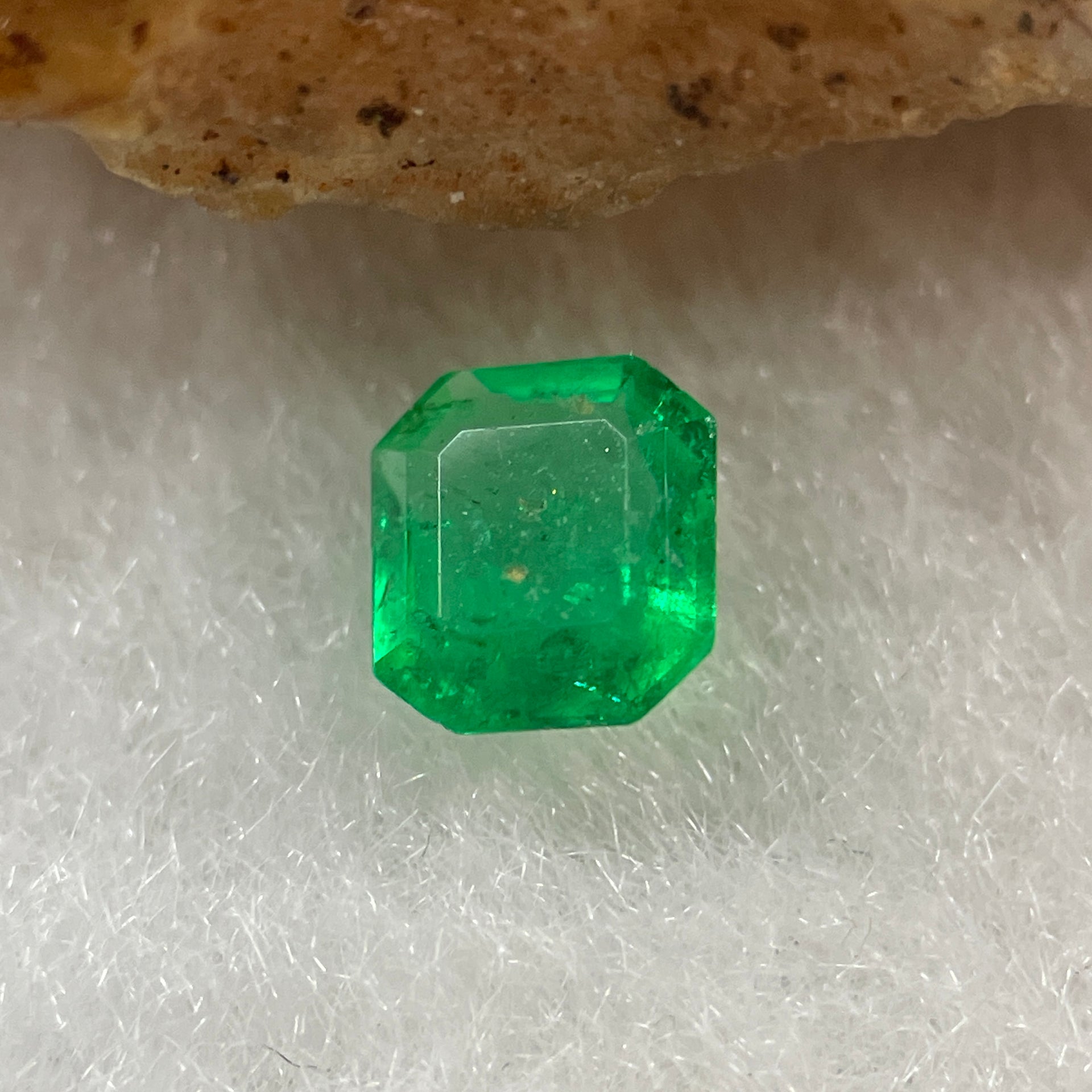 Natural Colombia Vivid Green Emerald (Beryl) Cut-Cornered Rectangular Step cut 0.41ct 5.5 by 4.8 by 2.4mm - Huangs Jadeite and Jewelry Pte Ltd