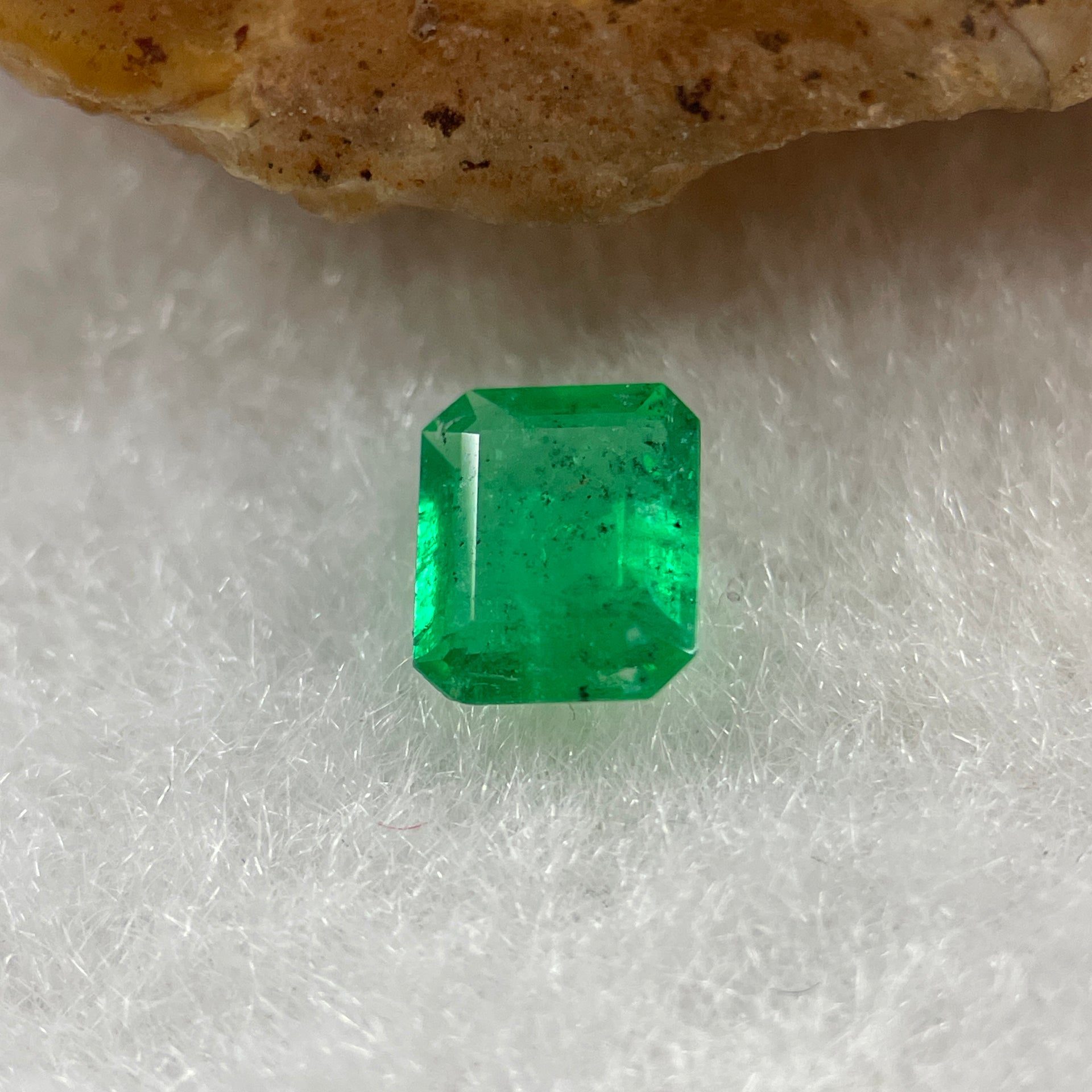Natural Colombia Vivid Green Emerald (Beryl) Cut-Cornered Rectangular Step cut 0.46ct 5.6 by 4.7 by 2.5mm - Huangs Jadeite and Jewelry Pte Ltd