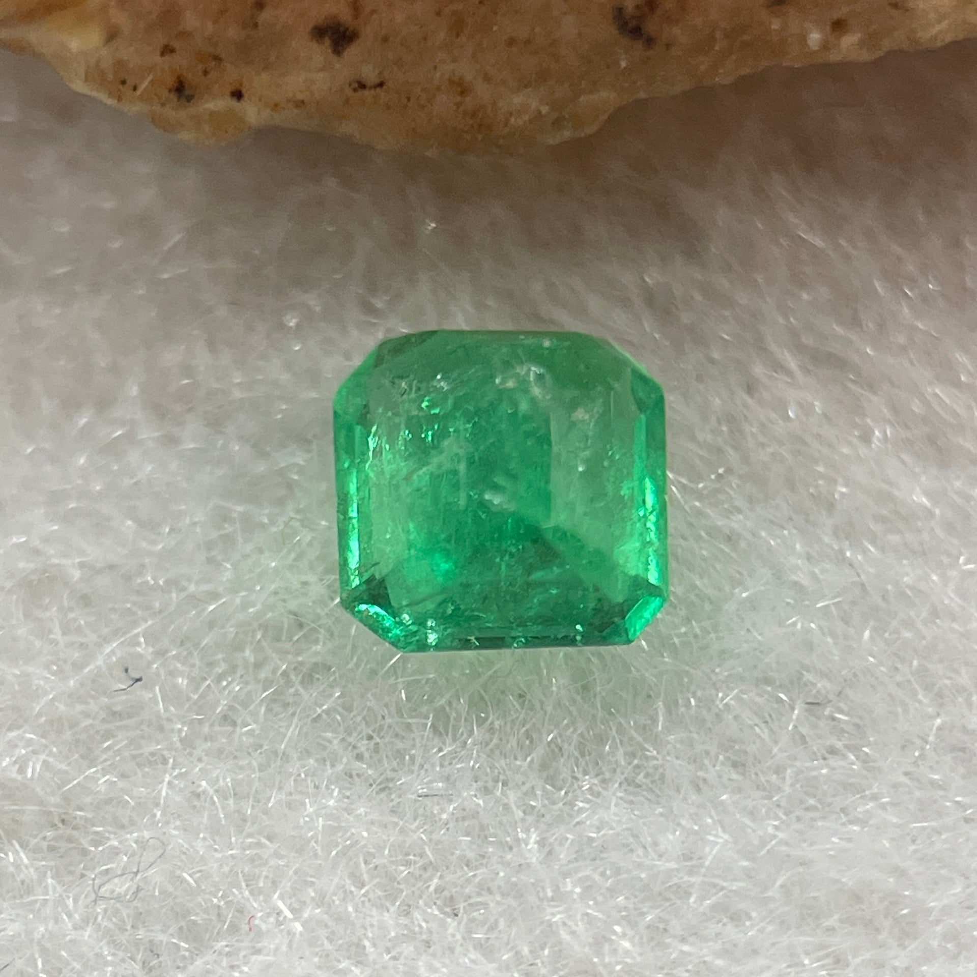 Natural Colombia Vivid Green Emerald (Beryl) Cut-Cornered Rectangular Step cut 0.44ct 4.8 by 4.6 by 2.9mm - Huangs Jadeite and Jewelry Pte Ltd