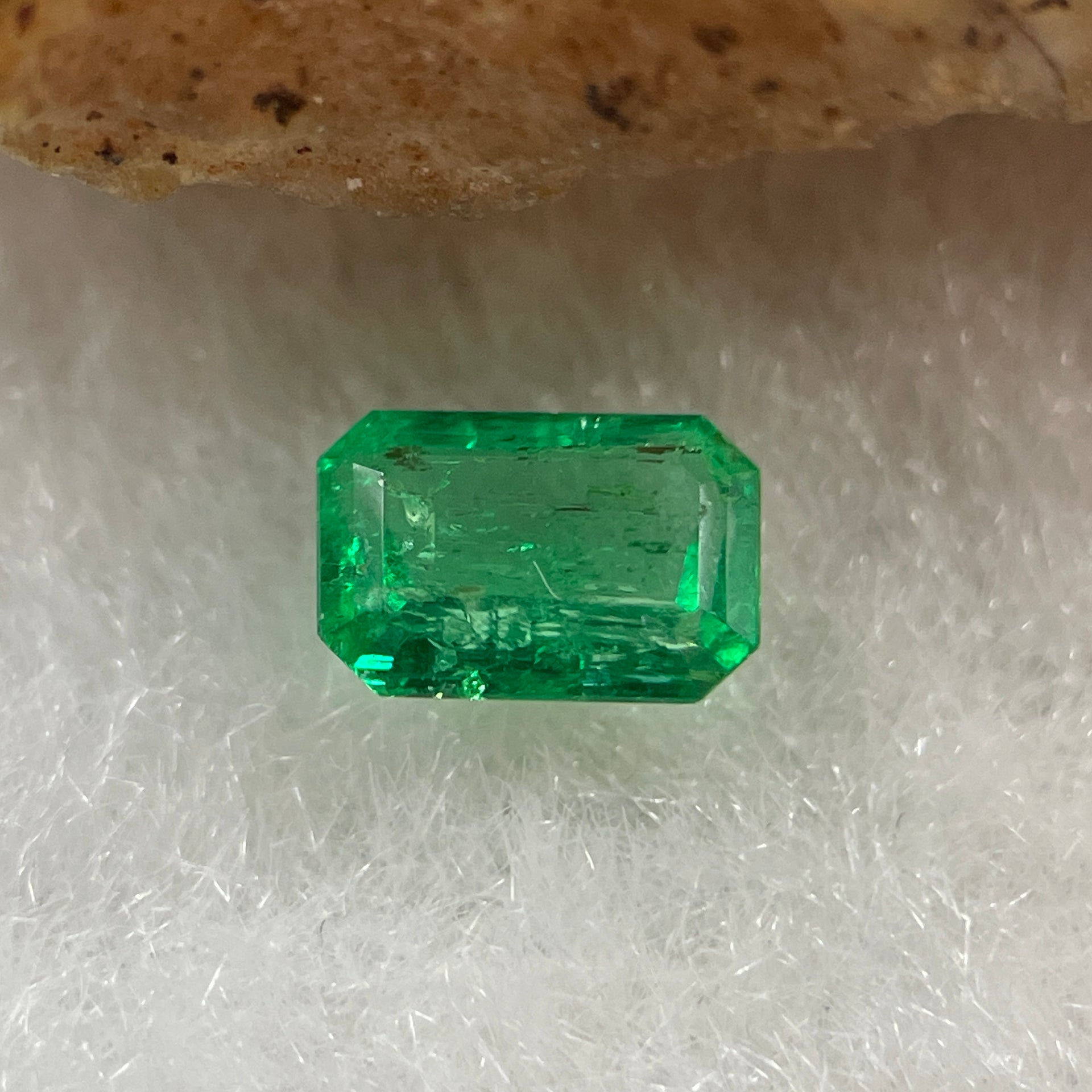 Natural Colombia Vivid Green Emerald (Beryl) Cut-Cornered Rectangular Step cut 0.41ct 5.7 by 3.8 by 2.3mm - Huangs Jadeite and Jewelry Pte Ltd