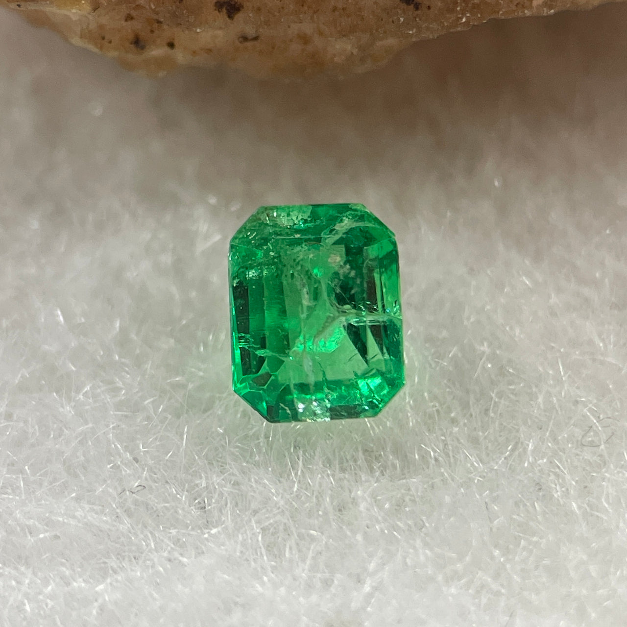 Natural Colombia Vivid Green Emerald (Beryl) Cut-Cornered Rectangular Step cut 0.41ct 4.9 by 3.8 by 3.0mm - Huangs Jadeite and Jewelry Pte Ltd