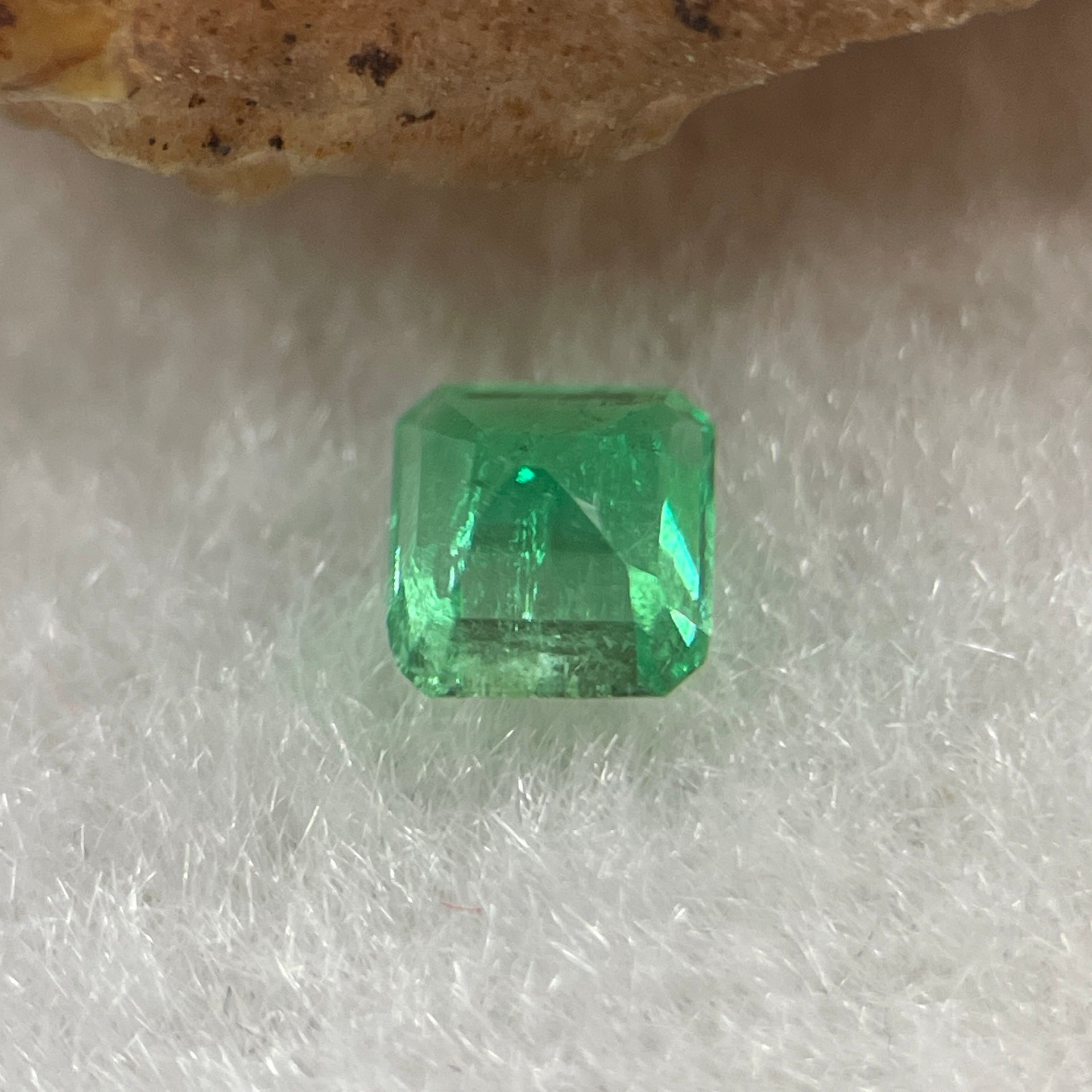 Natural Colombia Vivid Green Emerald (Beryl) Cut-Cornered Square Step cut 0.40ct 4.3 by 4.1 by 3.2mm - Huangs Jadeite and Jewelry Pte Ltd