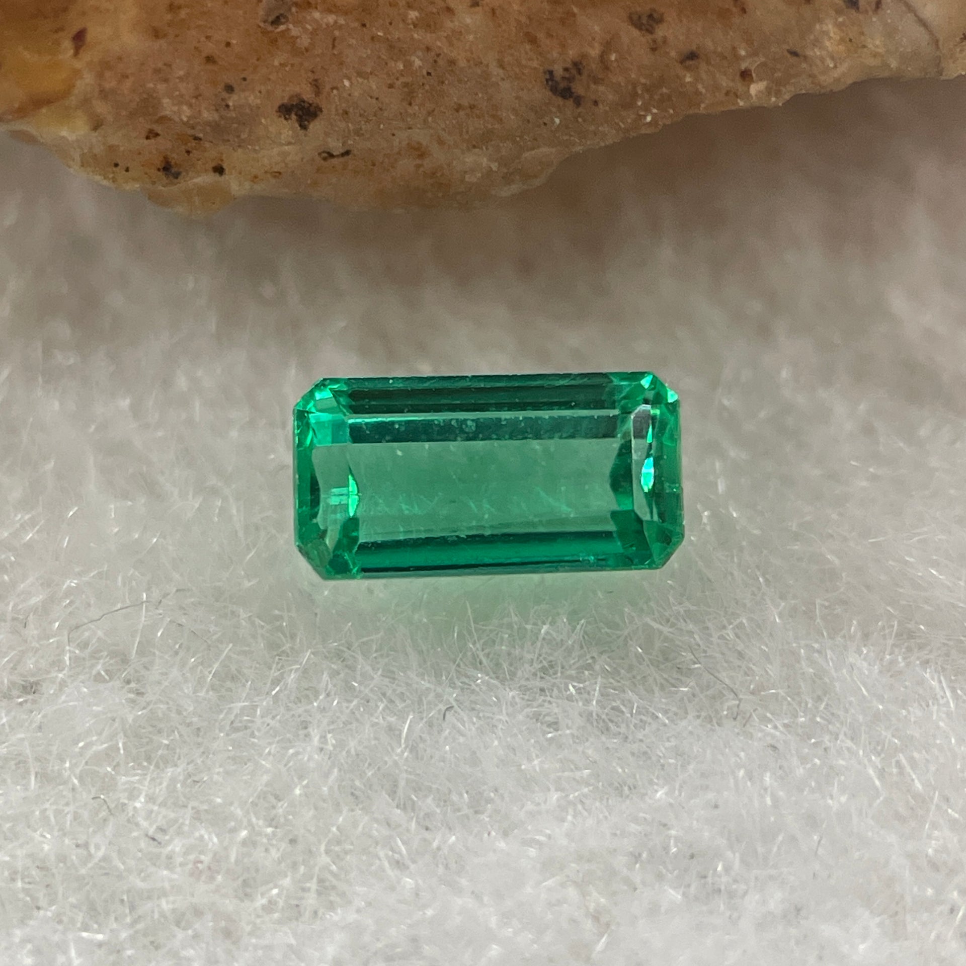 Natural Colombia Vivid Green Emerald (Beryl) Cut-Cornered Rectangular Step cut 0.40ct 5.8 by 3.1 by 2.5mm - Huangs Jadeite and Jewelry Pte Ltd
