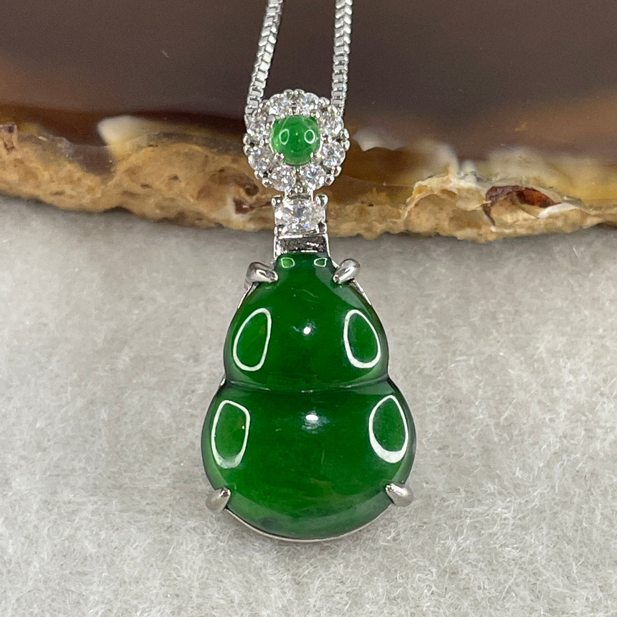 Natural Type A Omphacite Green Jadeite Hulu Necklace in S925 Silver | (5.62g | 42cm S925 | 16.8 x 12.1 x 4.0mm | Health, Abundance & Negative Energy Absorber, Feng Shui Prosperity & Longevity Necklace) - Huangs Jadeite and Jewelry Pte Ltd