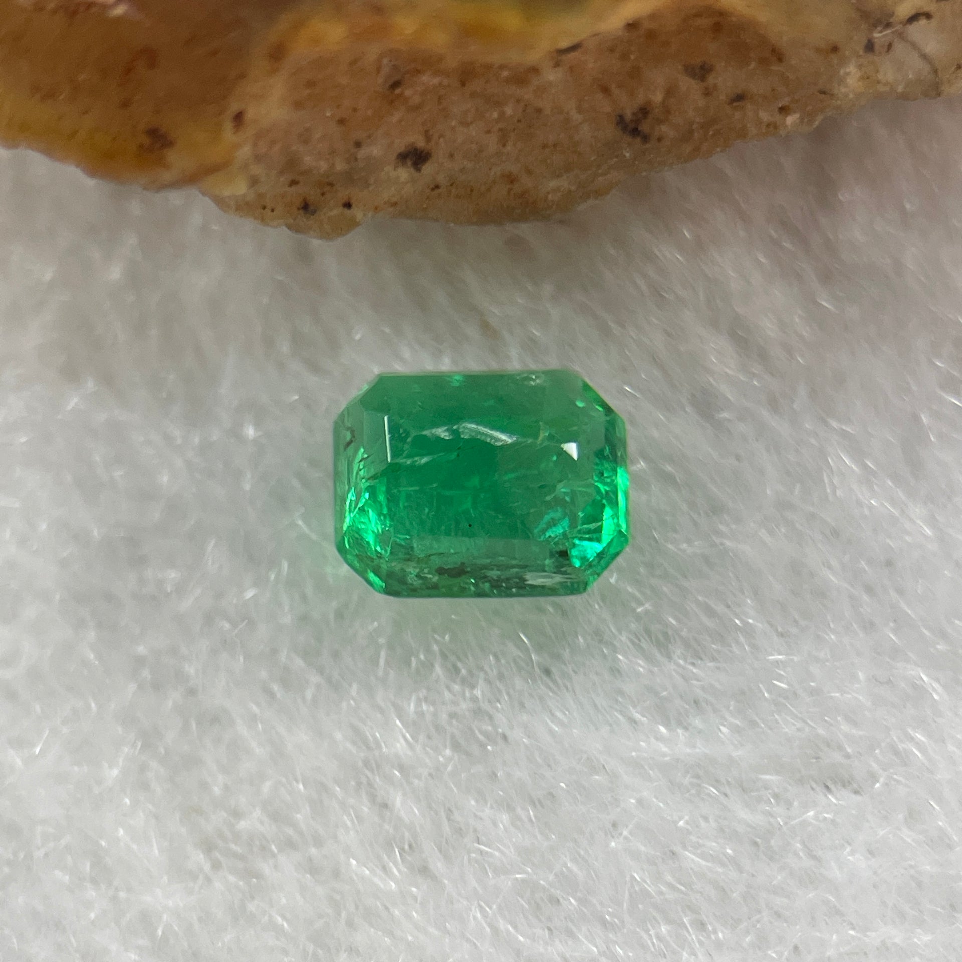 Natural Colombia Green Emerald (Beryl) Cut-Cornered Rectangular step cut 0.59ct 5.5 by 4.4 by 3.2mm - Huangs Jadeite and Jewelry Pte Ltd