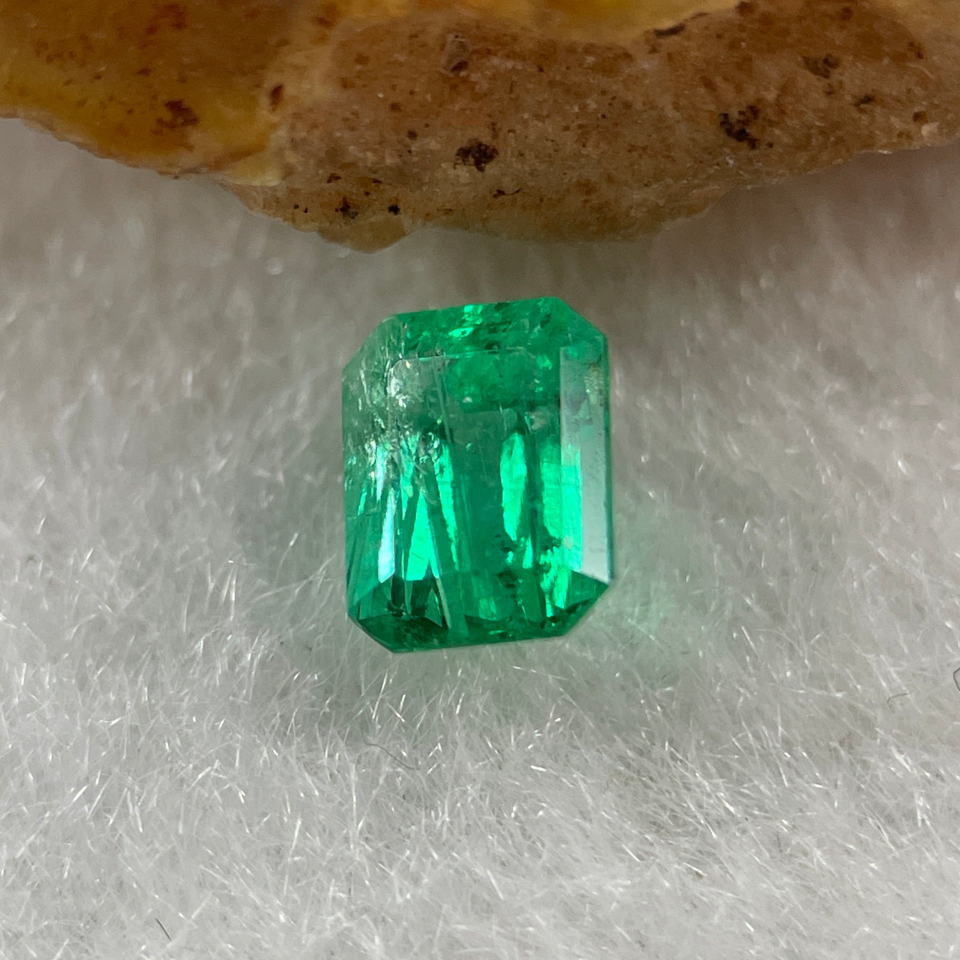 Natural Colombia Green Emerald (Beryl) Cut-Cornered Rectangular step cut 0.56ct 5.4 by 4.3 b y 3.6mm - Huangs Jadeite and Jewelry Pte Ltd