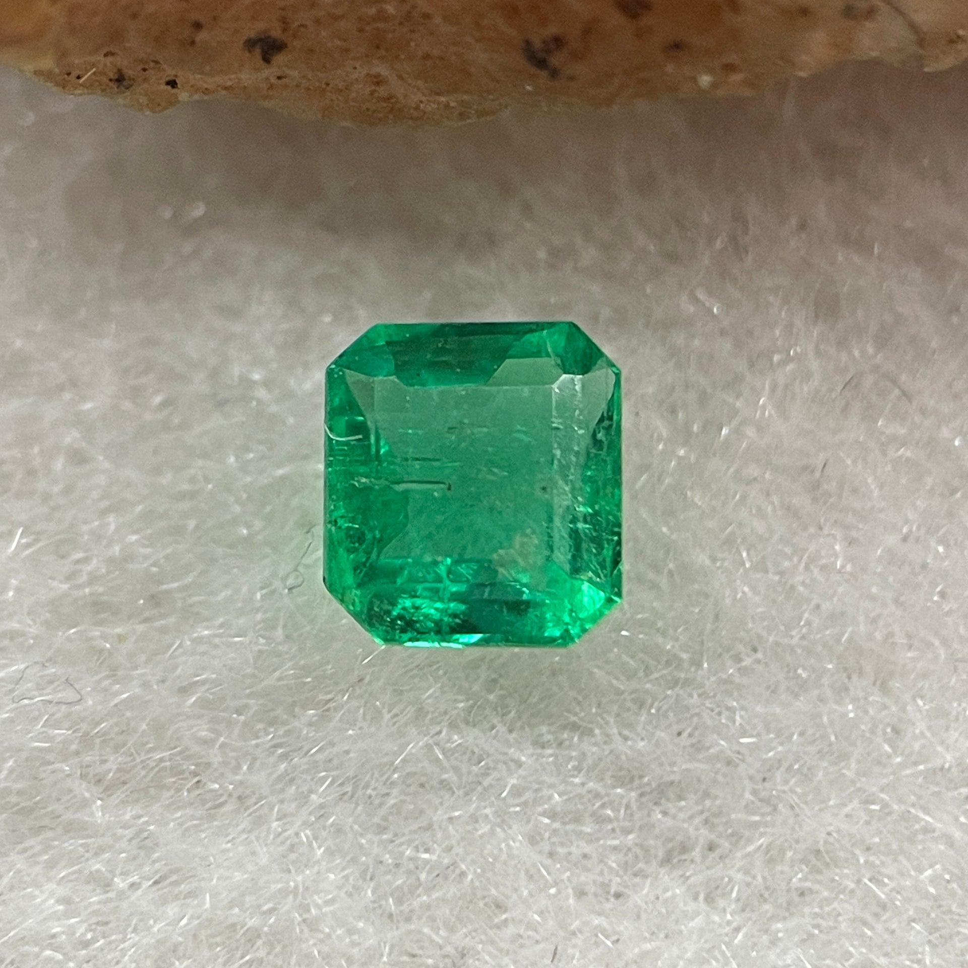 Natural Colombia Vivid Green Emerald (Beryl) Cut-Cornered Rectangular Step cut 0.44ct 4.9 by 4.5 by 2.9mm - Huangs Jadeite and Jewelry Pte Ltd