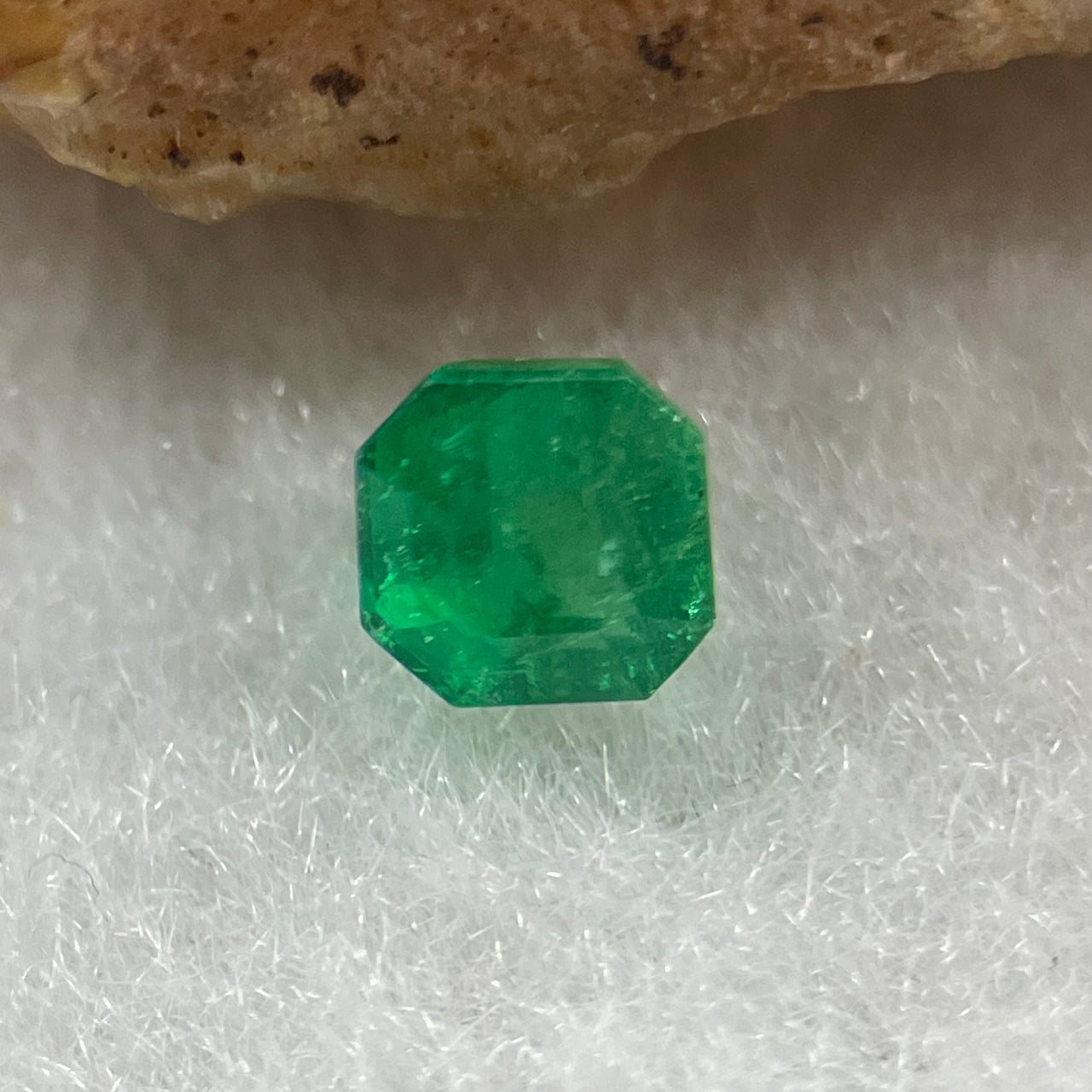 Natural Colombia Vivid Green Emerald (Beryl) Cut-Cornered Square Step cut 0.49ct 4.4 by 4.4 by 3.6mm - Huangs Jadeite and Jewelry Pte Ltd