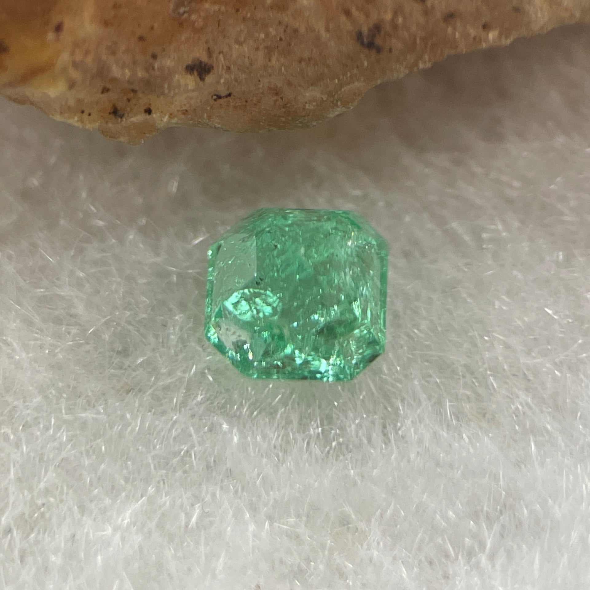 Natural Colombia Vivid Green Emerald (Beryl) Cut-Cornered Square Step cut 0.41ct 4.5 by 4.3 by 3.2mm - Huangs Jadeite and Jewelry Pte Ltd