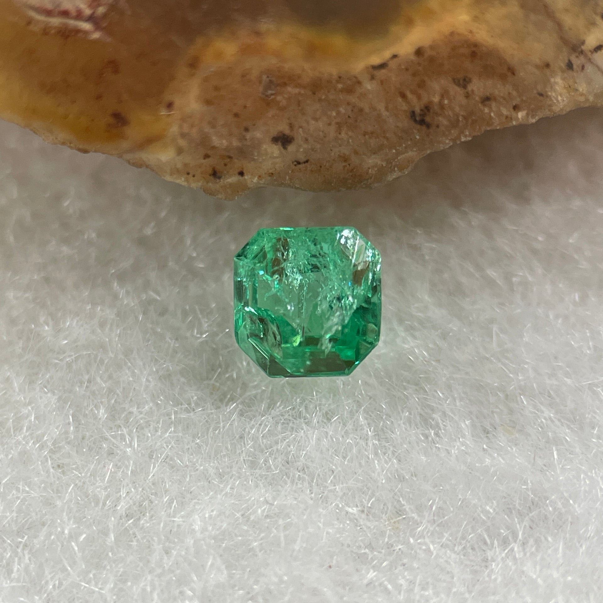 Natural Colombia Vivid Green Emerald (Beryl) Cut-Cornered Square Step cut 0.41ct 4.5 by 4.3 by 3.2mm - Huangs Jadeite and Jewelry Pte Ltd