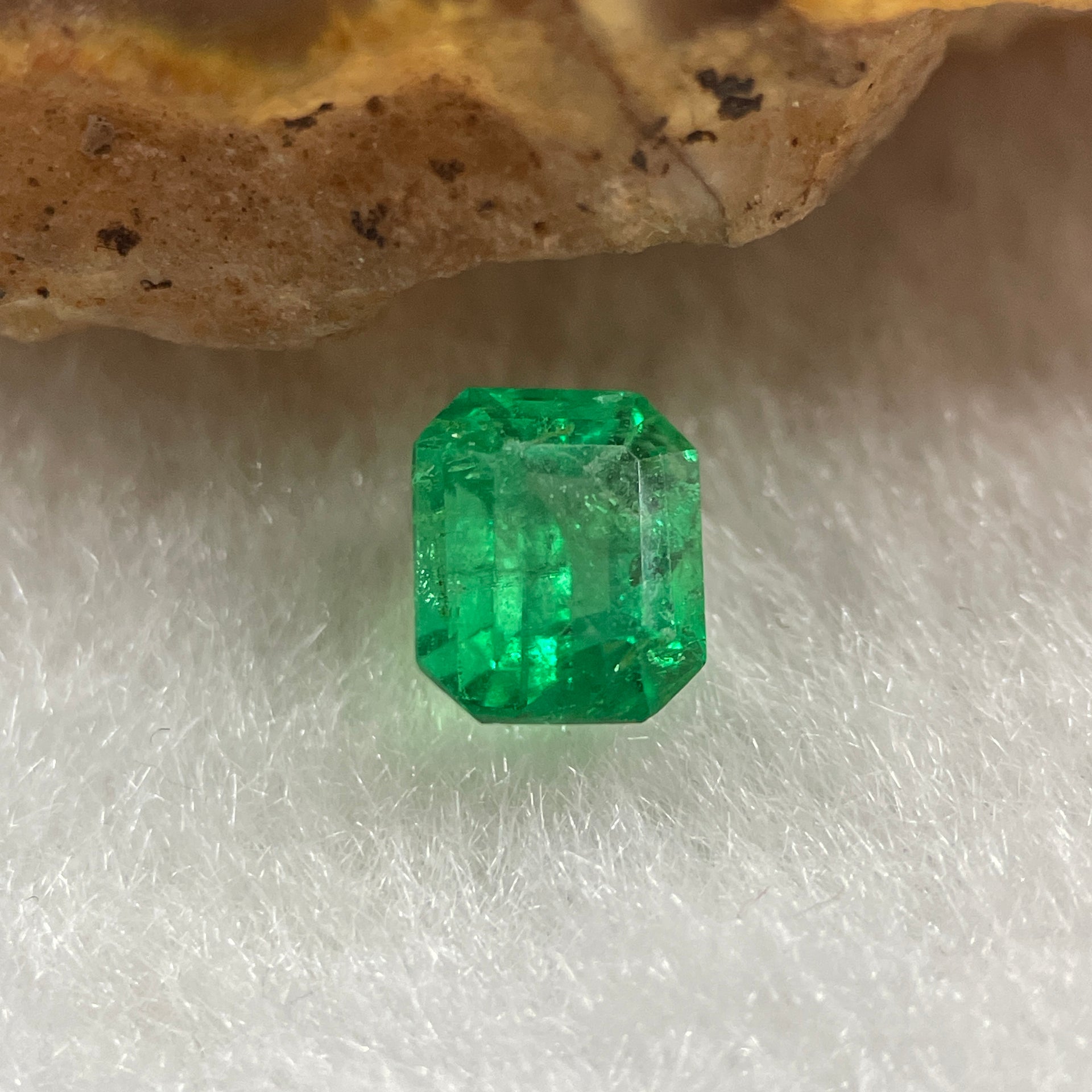 Natural Colombia Green Emerald (Beryl) Cut-Cornered Rectangular step cut 0.68ct 5.6 by 4.8 by 3.6mm - Huangs Jadeite and Jewelry Pte Ltd